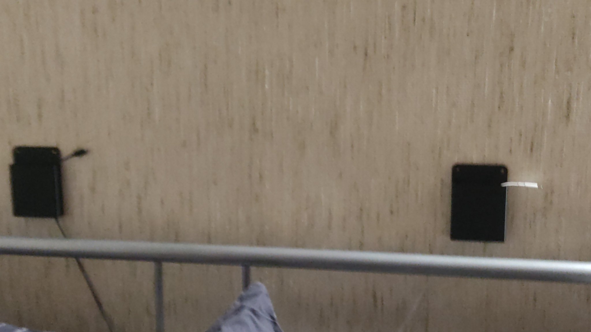 Giá đỡ treo tường cho smartphone tối đa 80mm