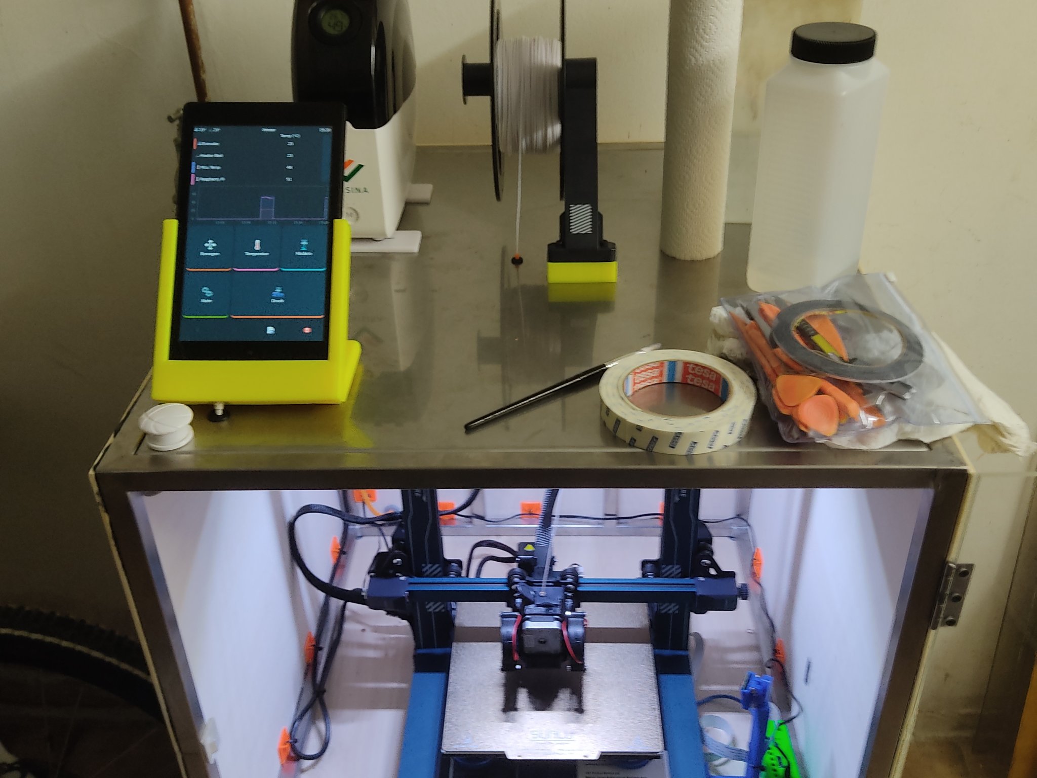 Giá đỡ máy tính bảng Fire HD 8 Gen. 7 với lỗ sạc