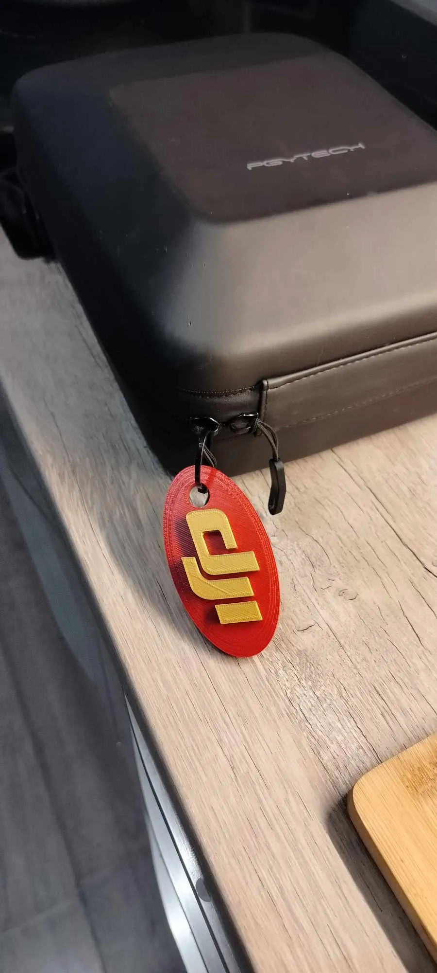 Móc khóa logo DJI cho ba lô và phụ kiện drone