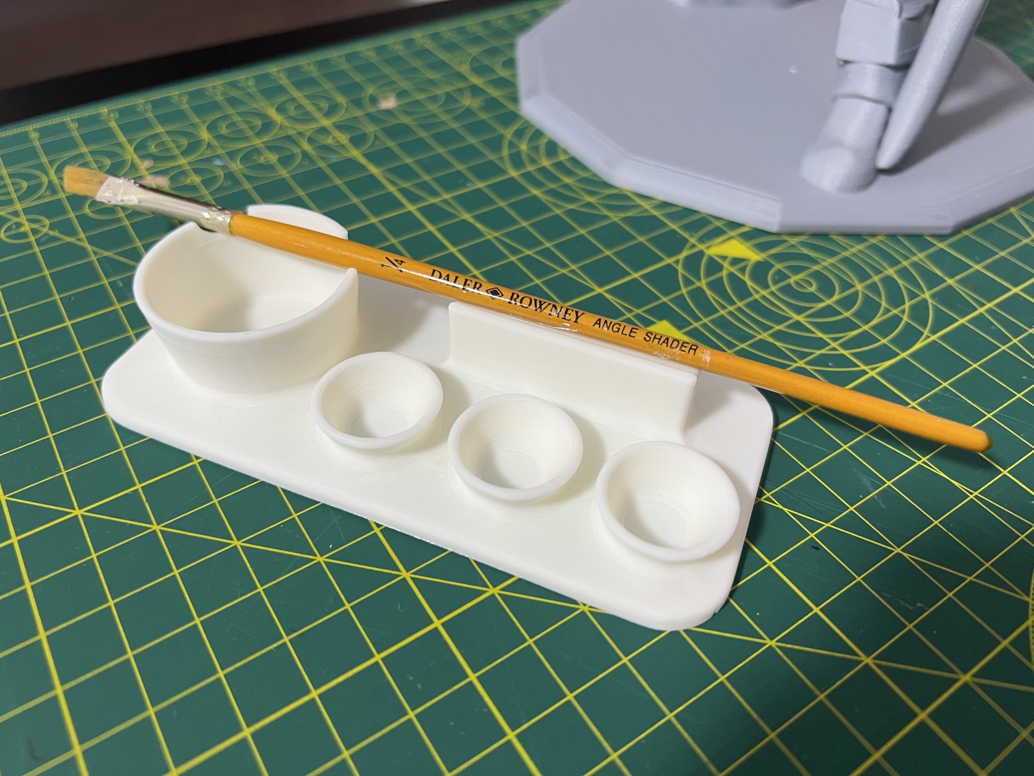 Khay trộn sơn nhỏ với giá đỡ cọ vẽ