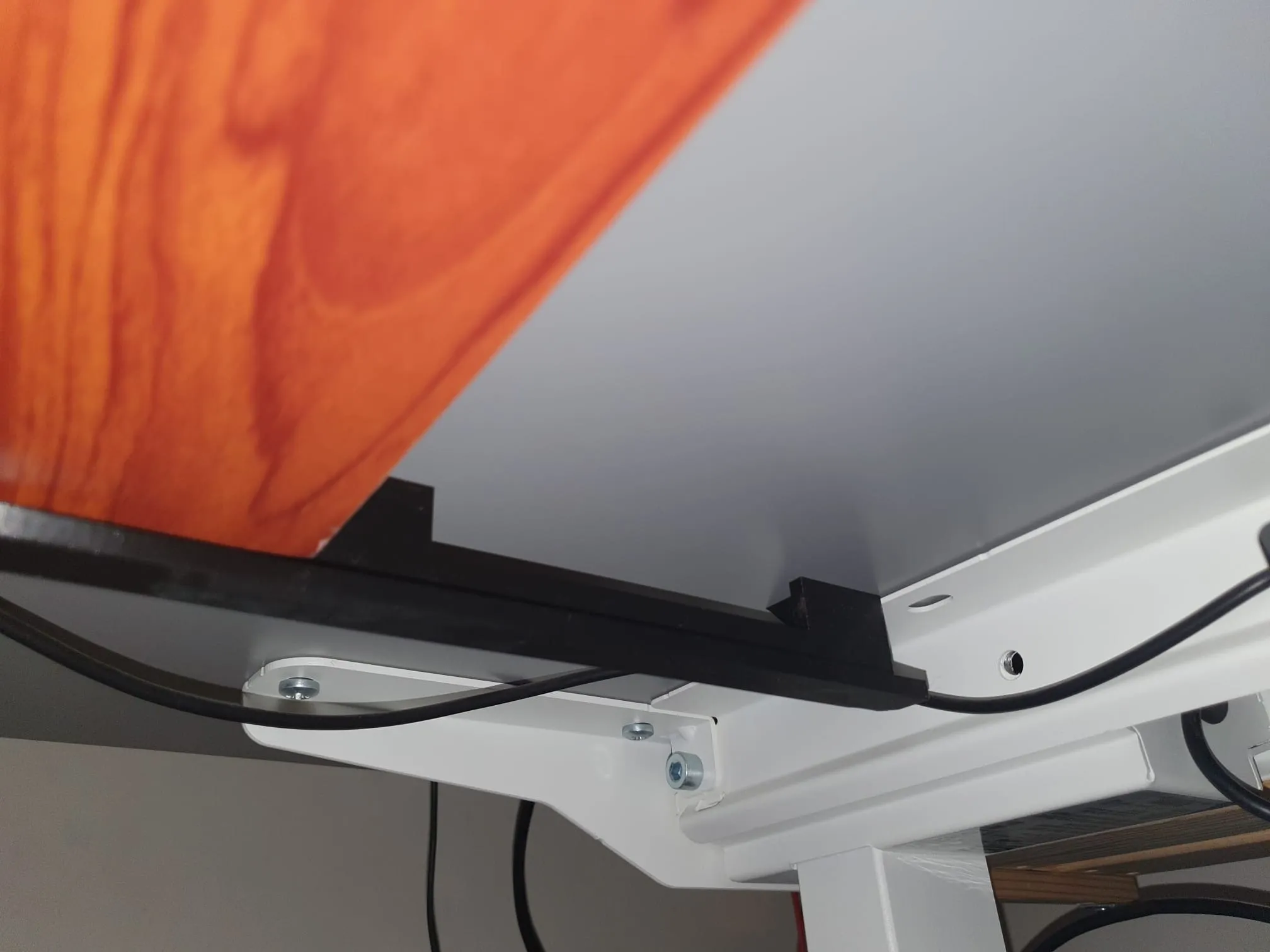 Ngăn kéo trượt để dưới bàn làm việc