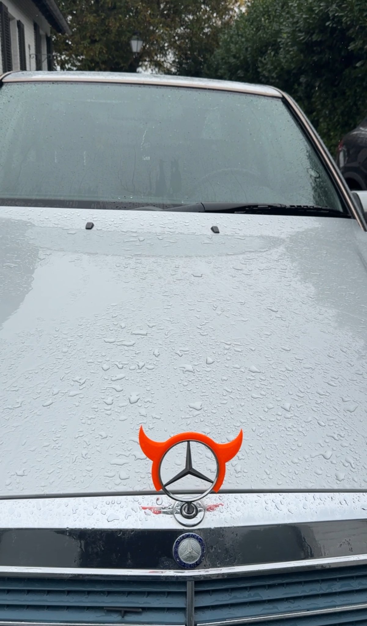 Sừng quỷ cho biểu tượng Mercedes