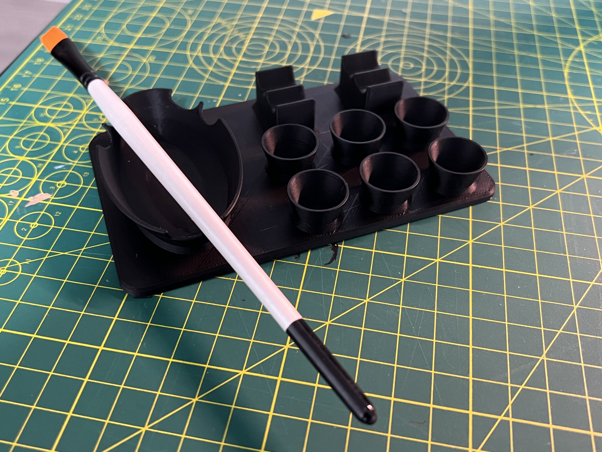 Khay trộn sơn nhỏ với giá đỡ cọ vẽ