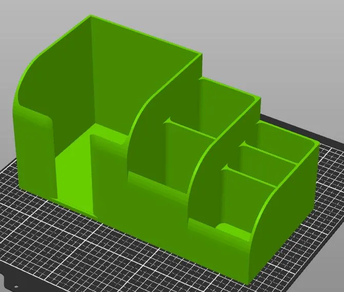 Giá đỡ bút và đồ dùng văn phòng trên bàn làm việc