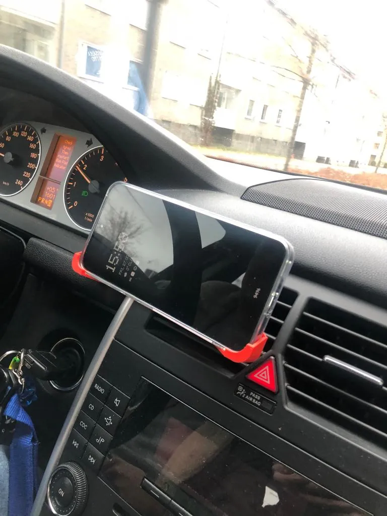 Giá đỡ điện thoại nằm ngang cho Nothing Phone 2 trong xe hơi