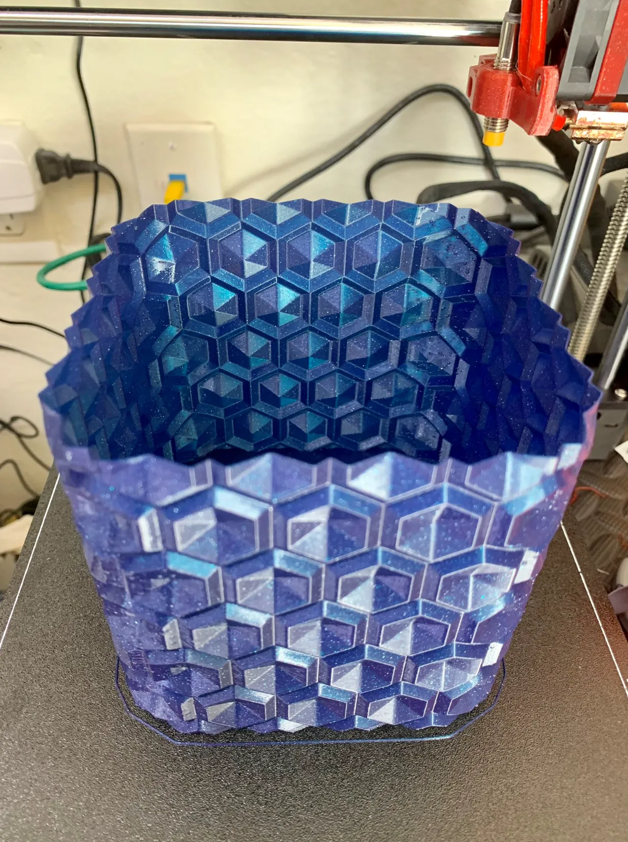 Bình hoa MESMER in chế độ bóng loáng hoặc lấp lánh