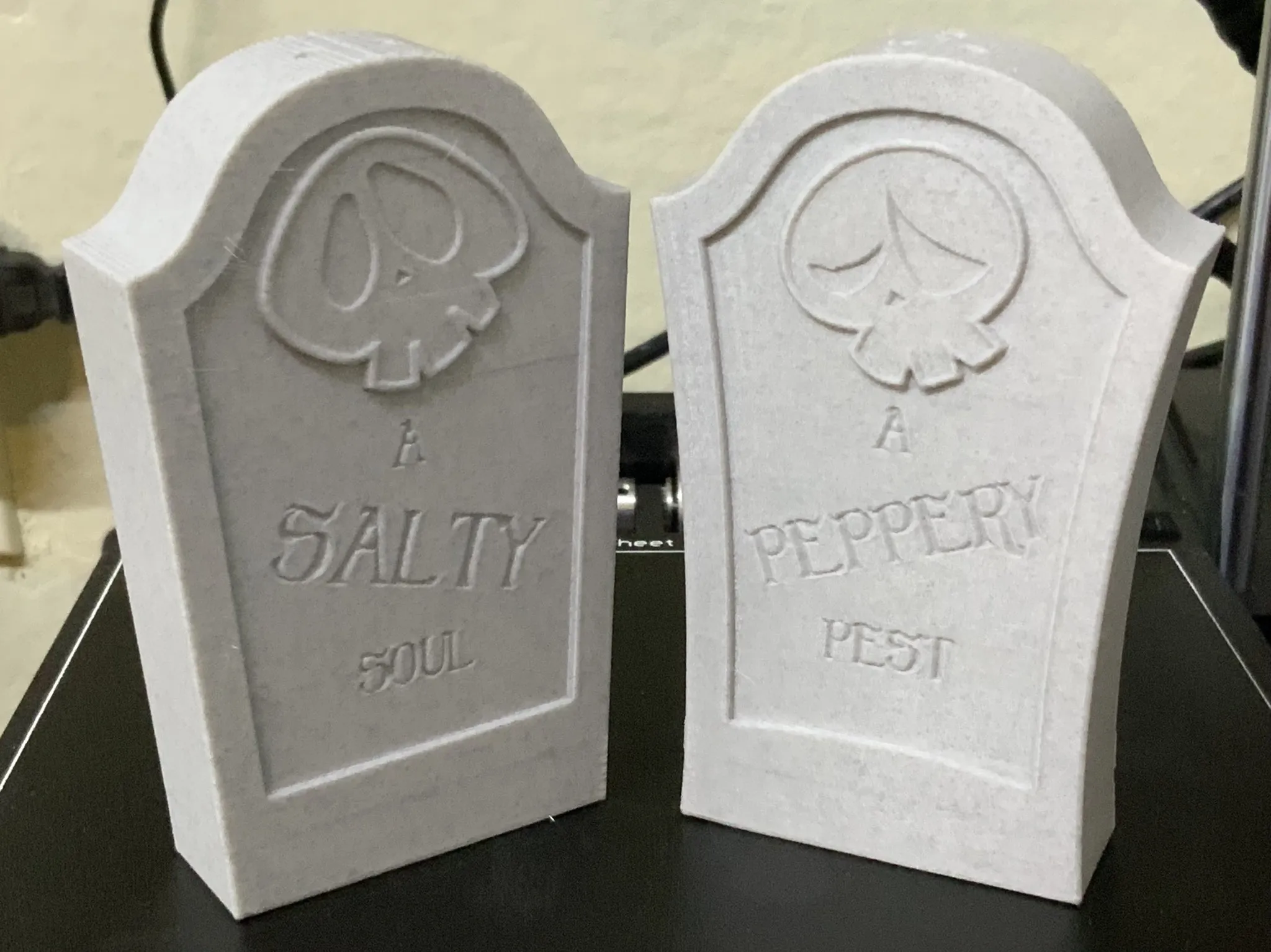 Đồ trang trí muối và tiêu Halloween vui nhộn