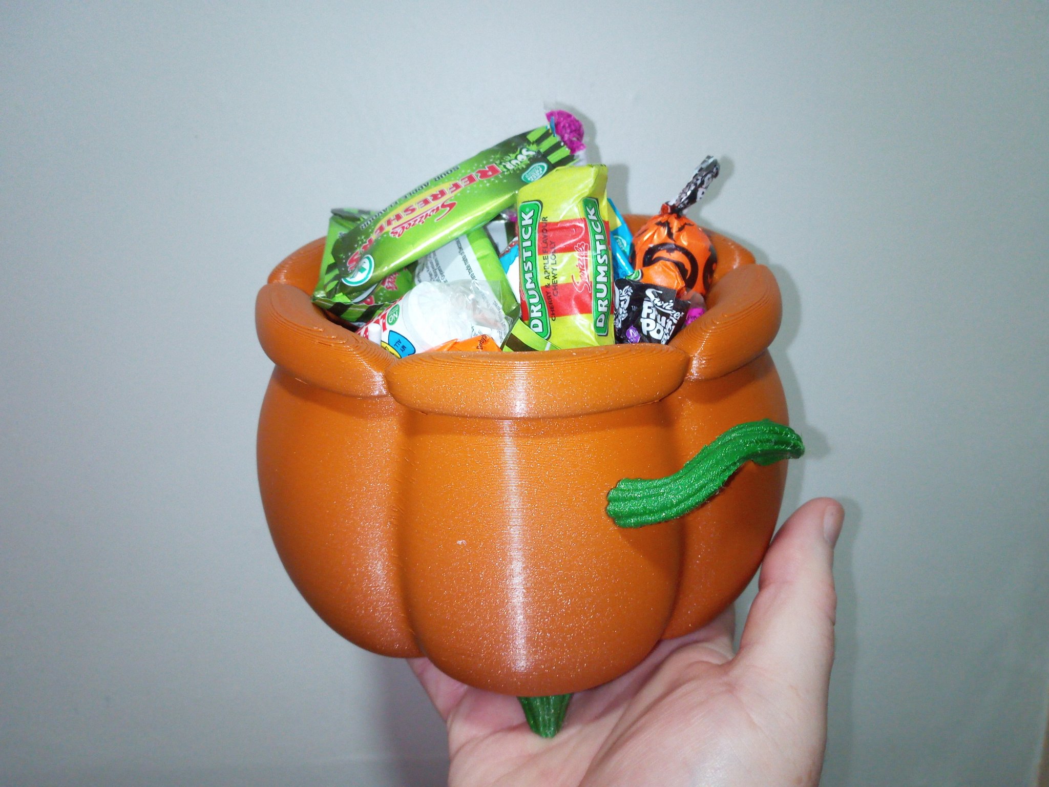 Nồi bí ngô trang trí Halloween cho kẹo