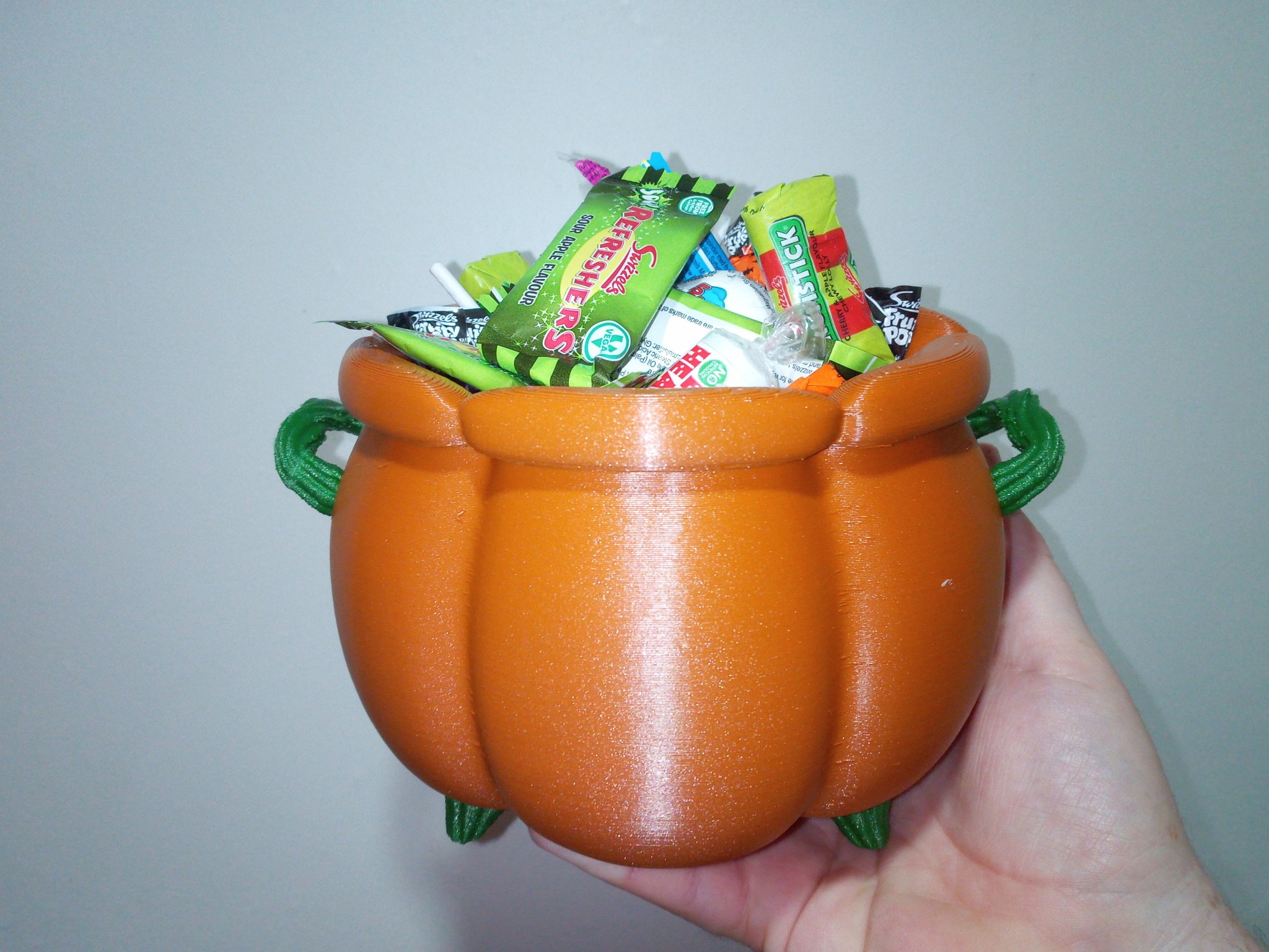 Nồi bí ngô trang trí Halloween cho kẹo