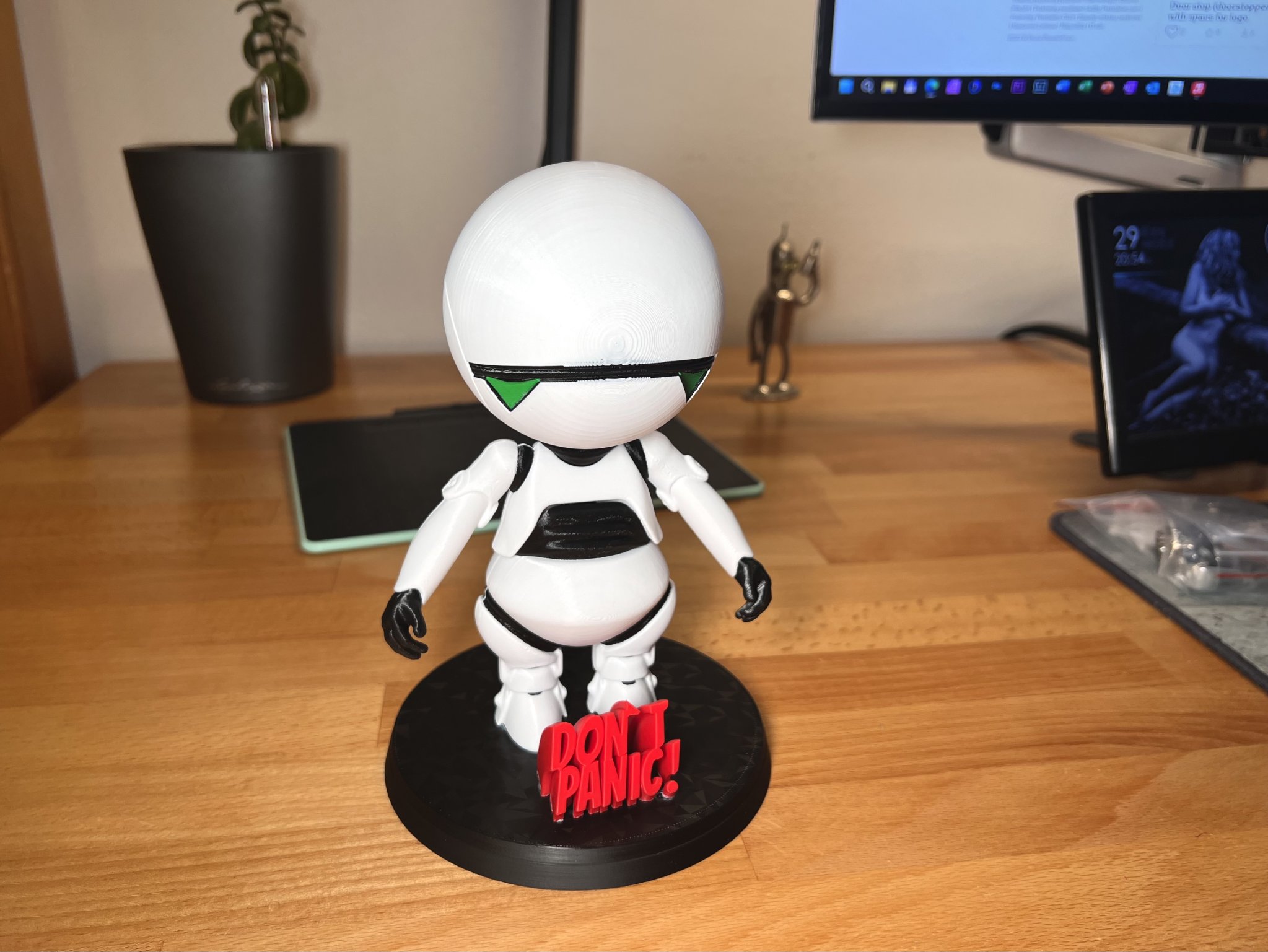 Nhân vật robot buồn nhiều màu từ The Hitchhiker's Guide