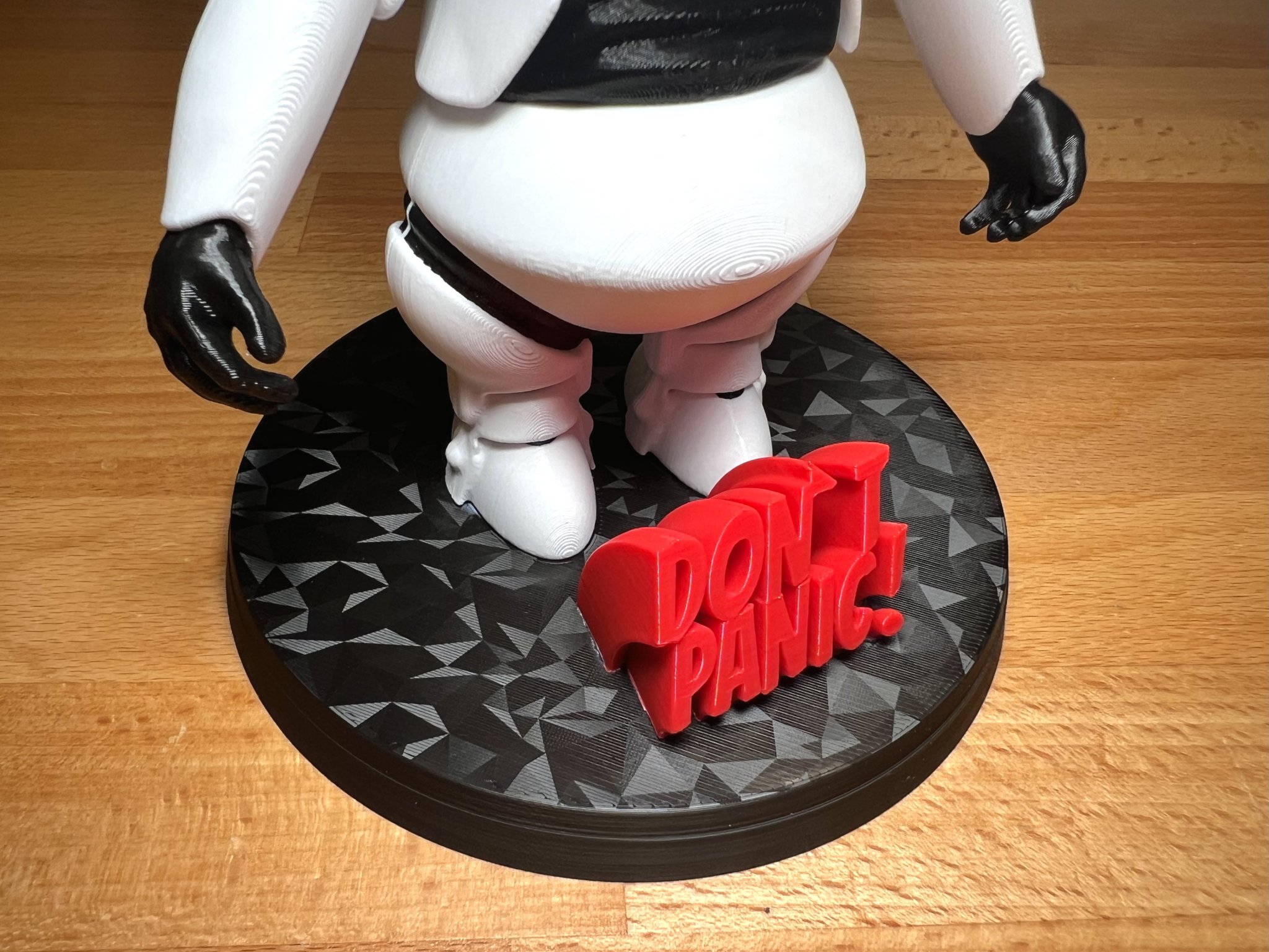 Nhân vật robot buồn nhiều màu từ The Hitchhiker's Guide