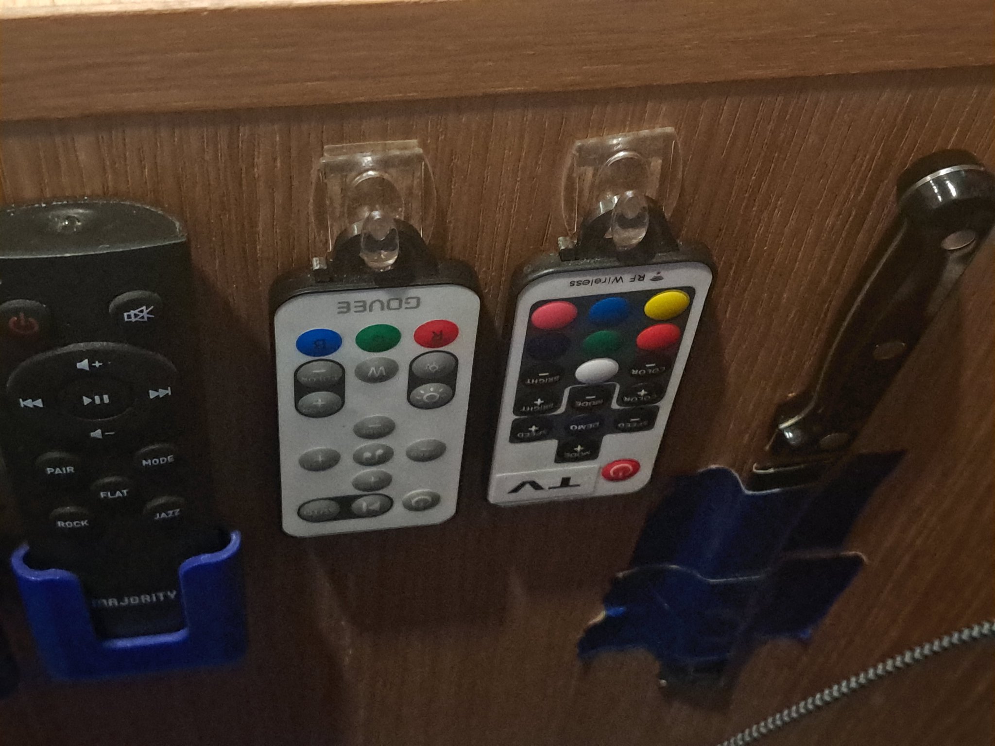 Giá đỡ pin LED với móc treo điều khiển từ xa