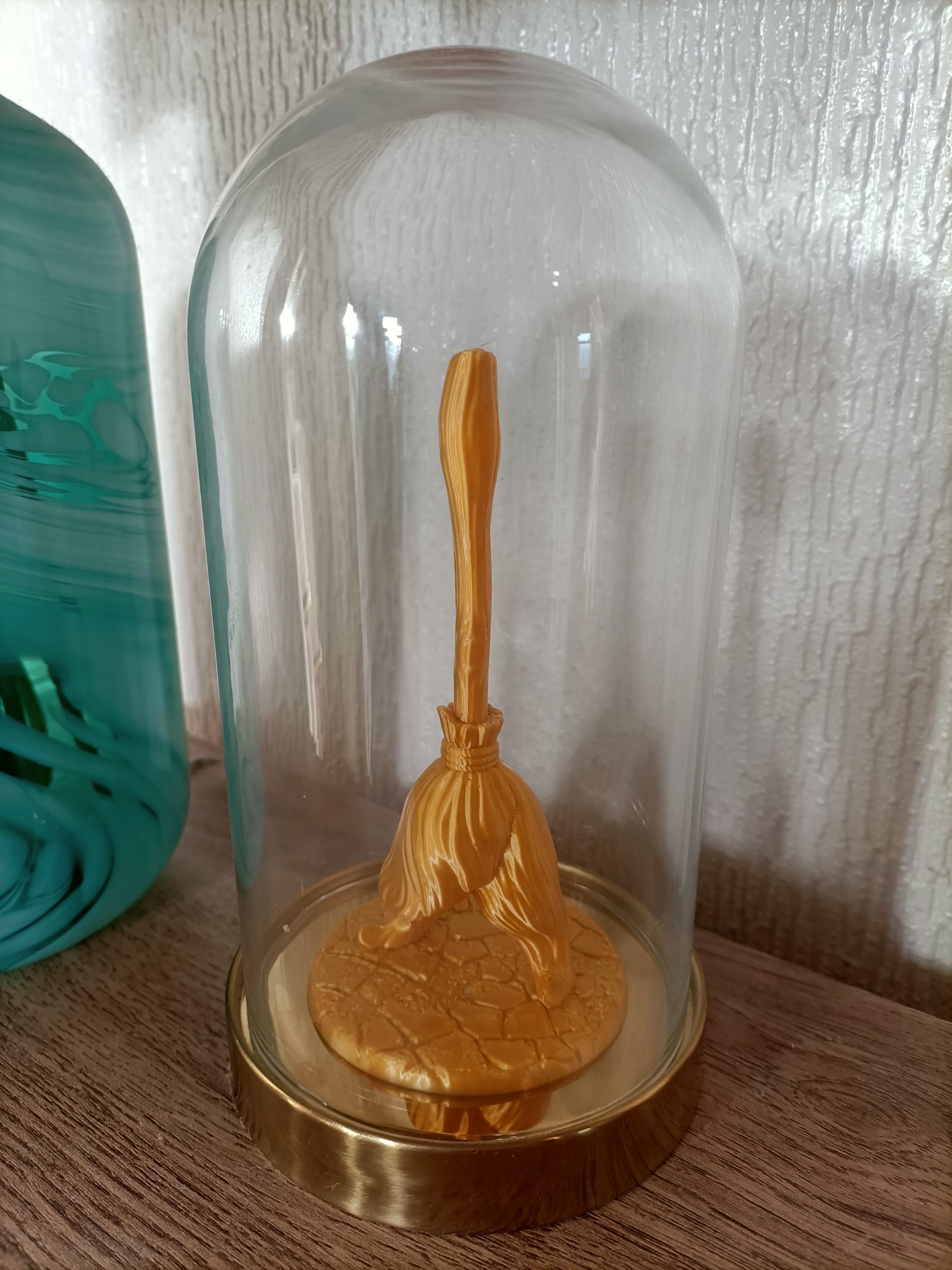 Cây chổi ma thuật trang trí cho kệ sách