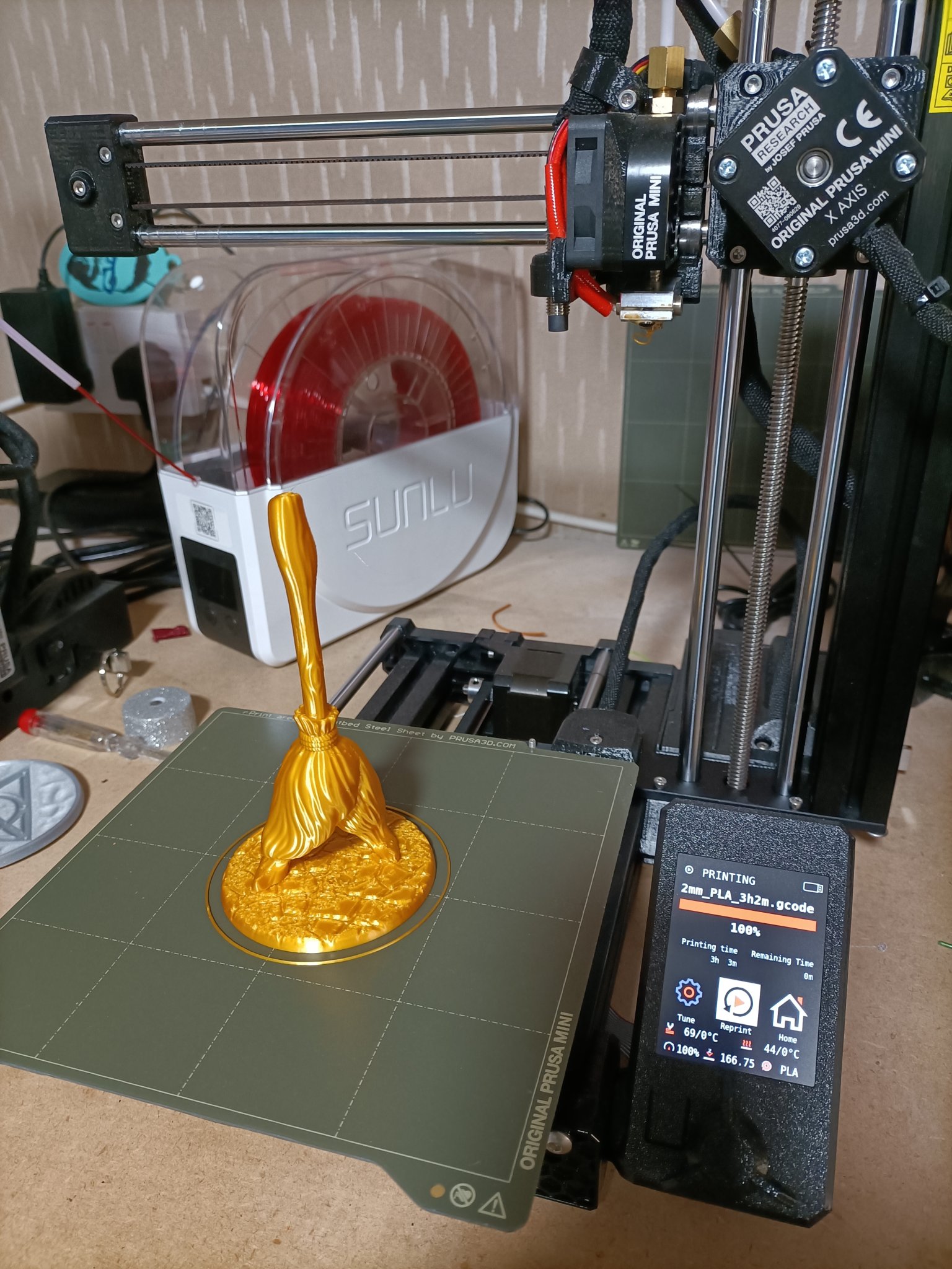 Cây chổi ma thuật trang trí cho kệ sách