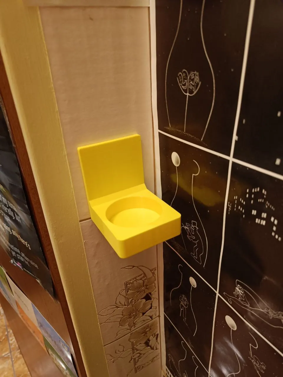 Giá đỡ bình xịt cho phòng tắm với thiết kế tiện lợi