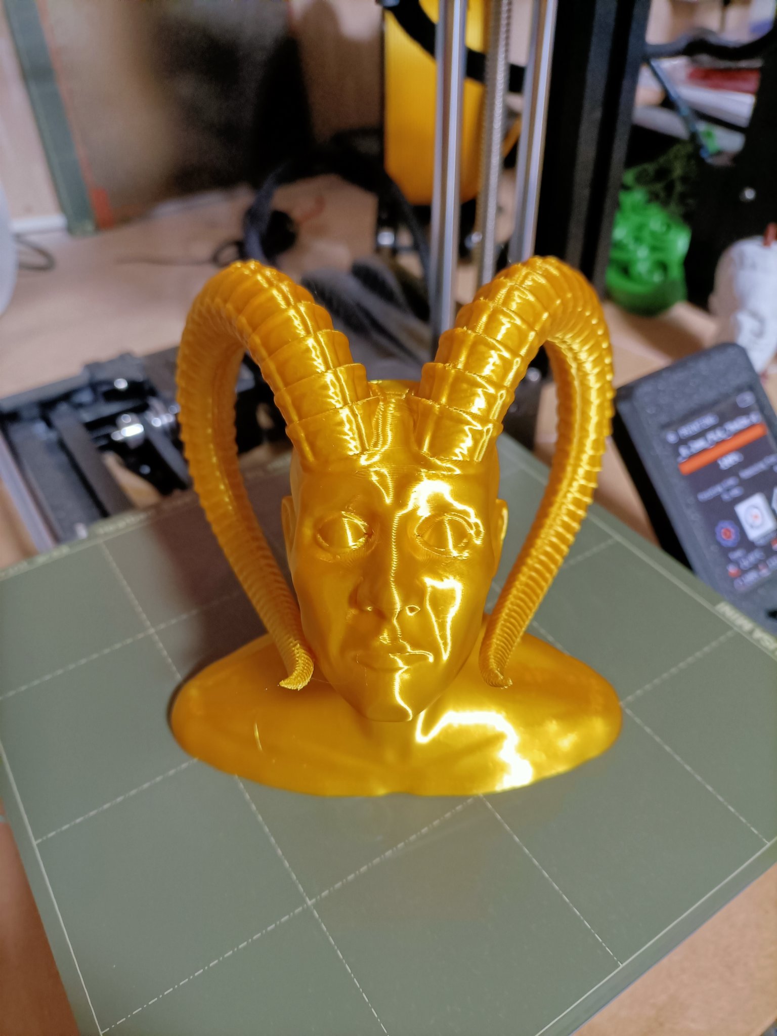 Quái vật ác quỷ có sừng đang trầm tư