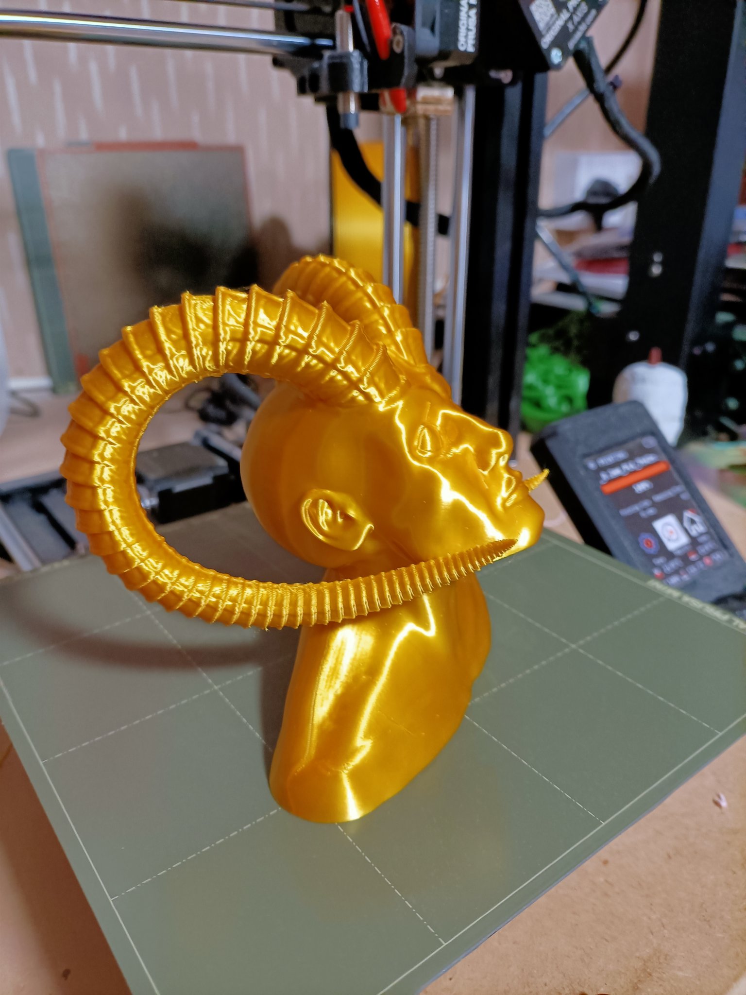 Quái vật ác quỷ có sừng đang trầm tư