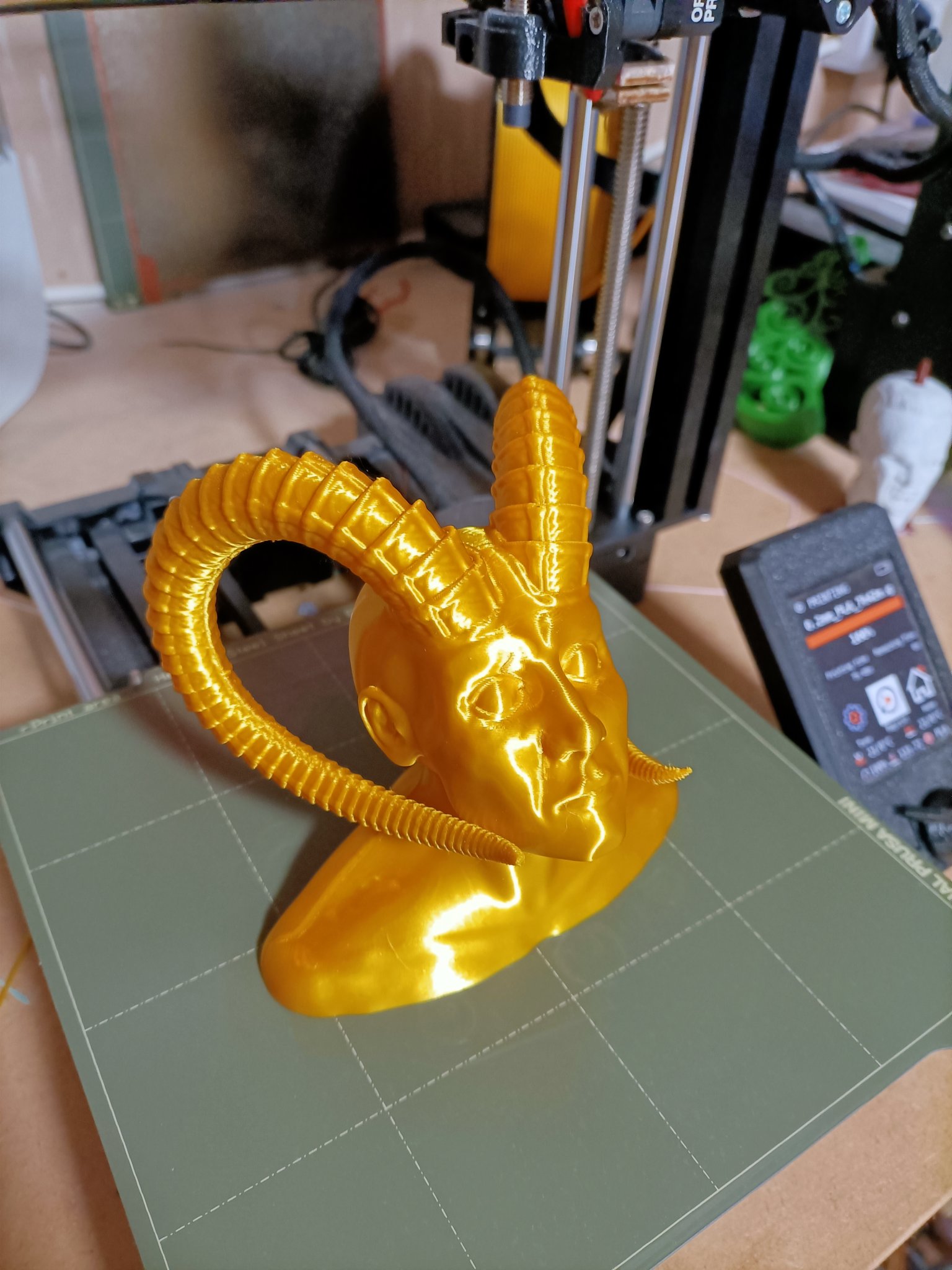 Quái vật ác quỷ có sừng đang trầm tư