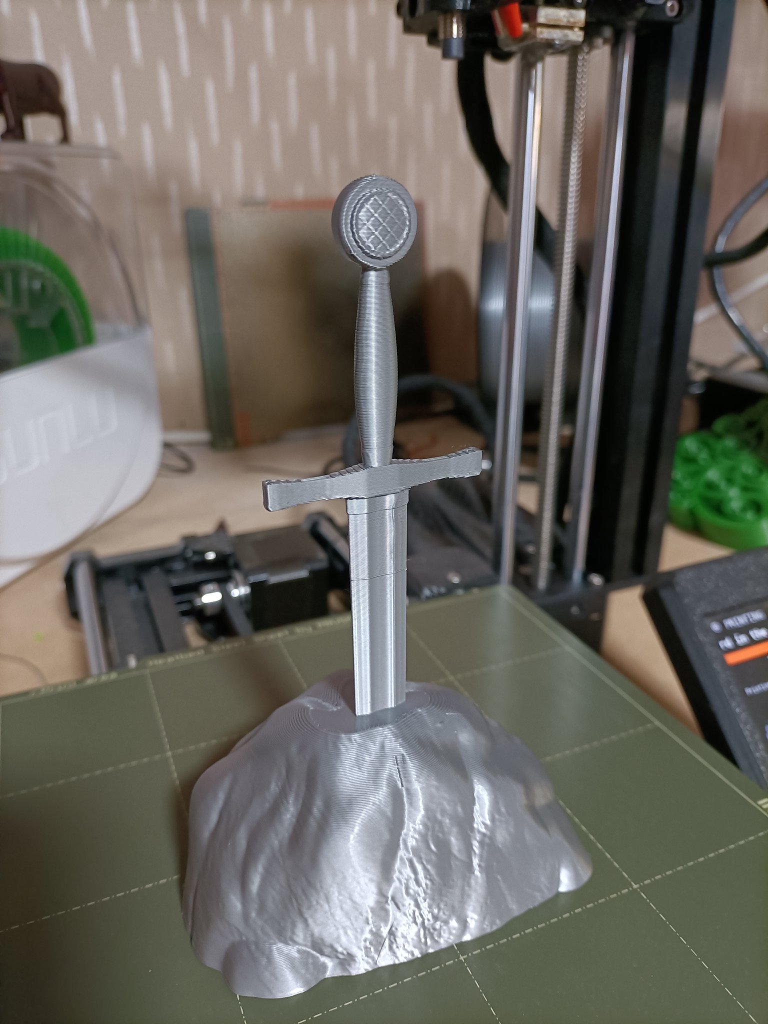 Kiếm Excalibur trong đá theo phong cách nghệ thuật