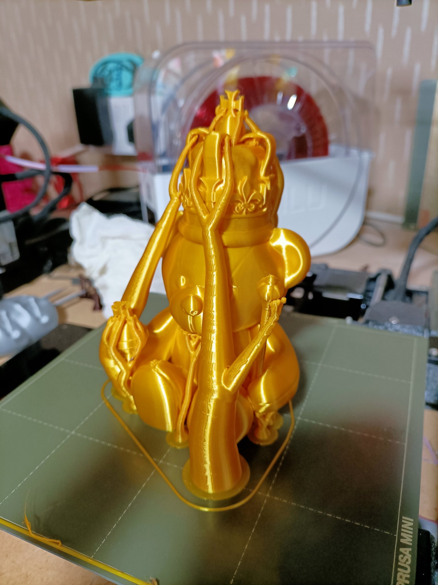 Gấu Charlie dễ thương, bạn đồng hành của Barry