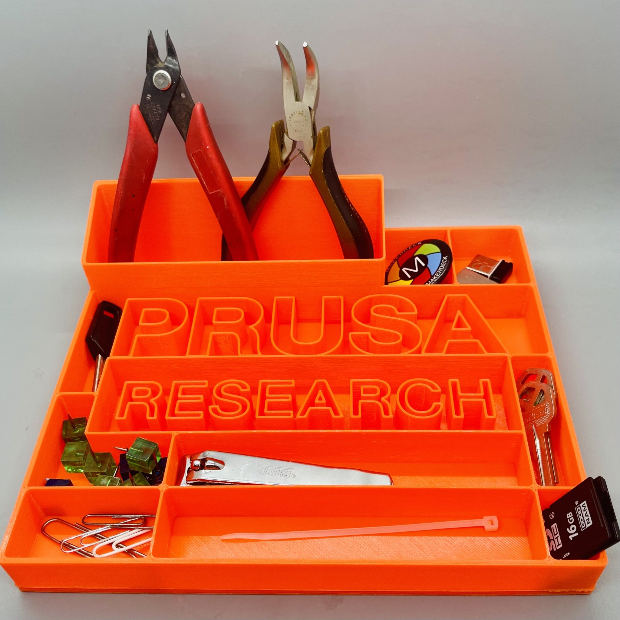 Khay để đồ tiện dụng Prusa Research trên bàn làm việc