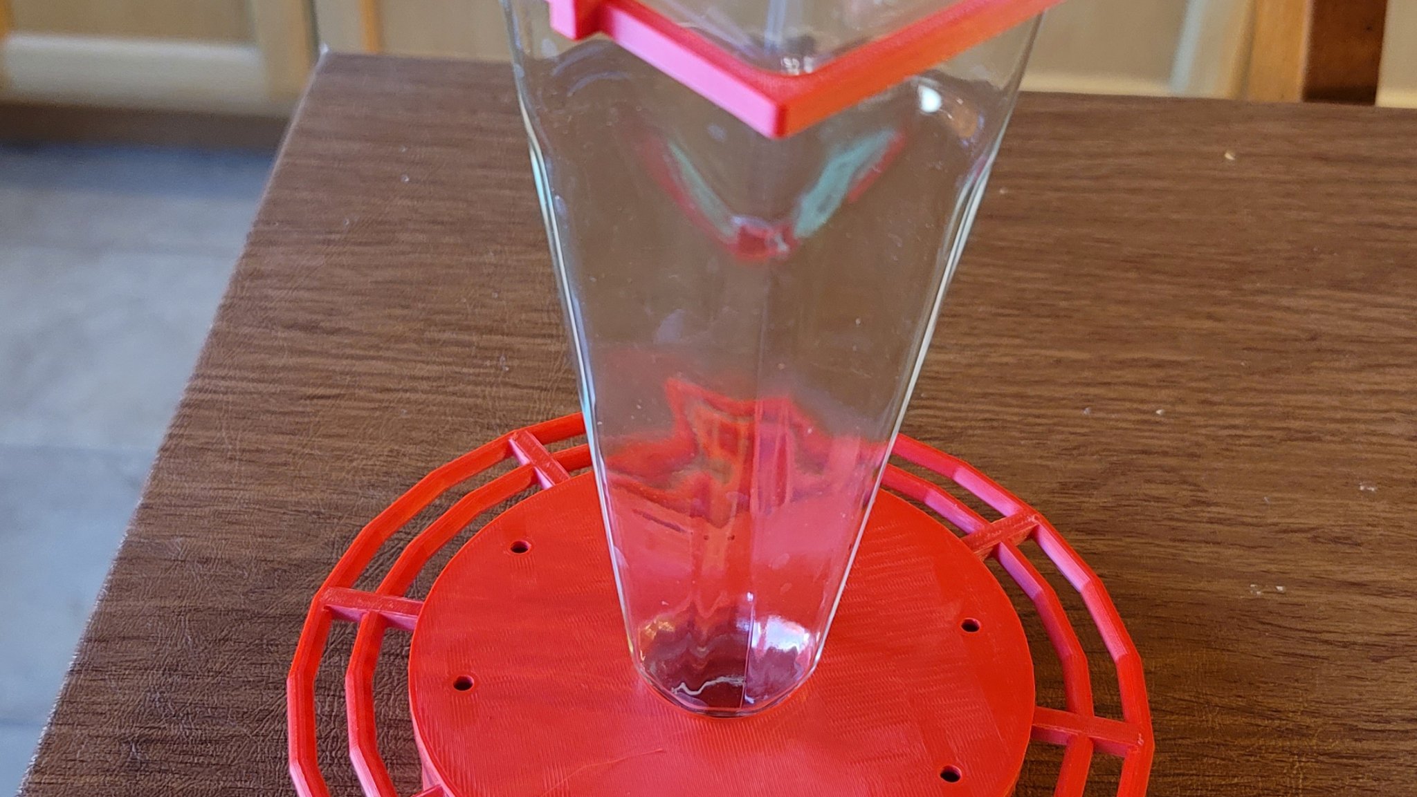 Máy cho chim ruồi với chai nước sốt Girard