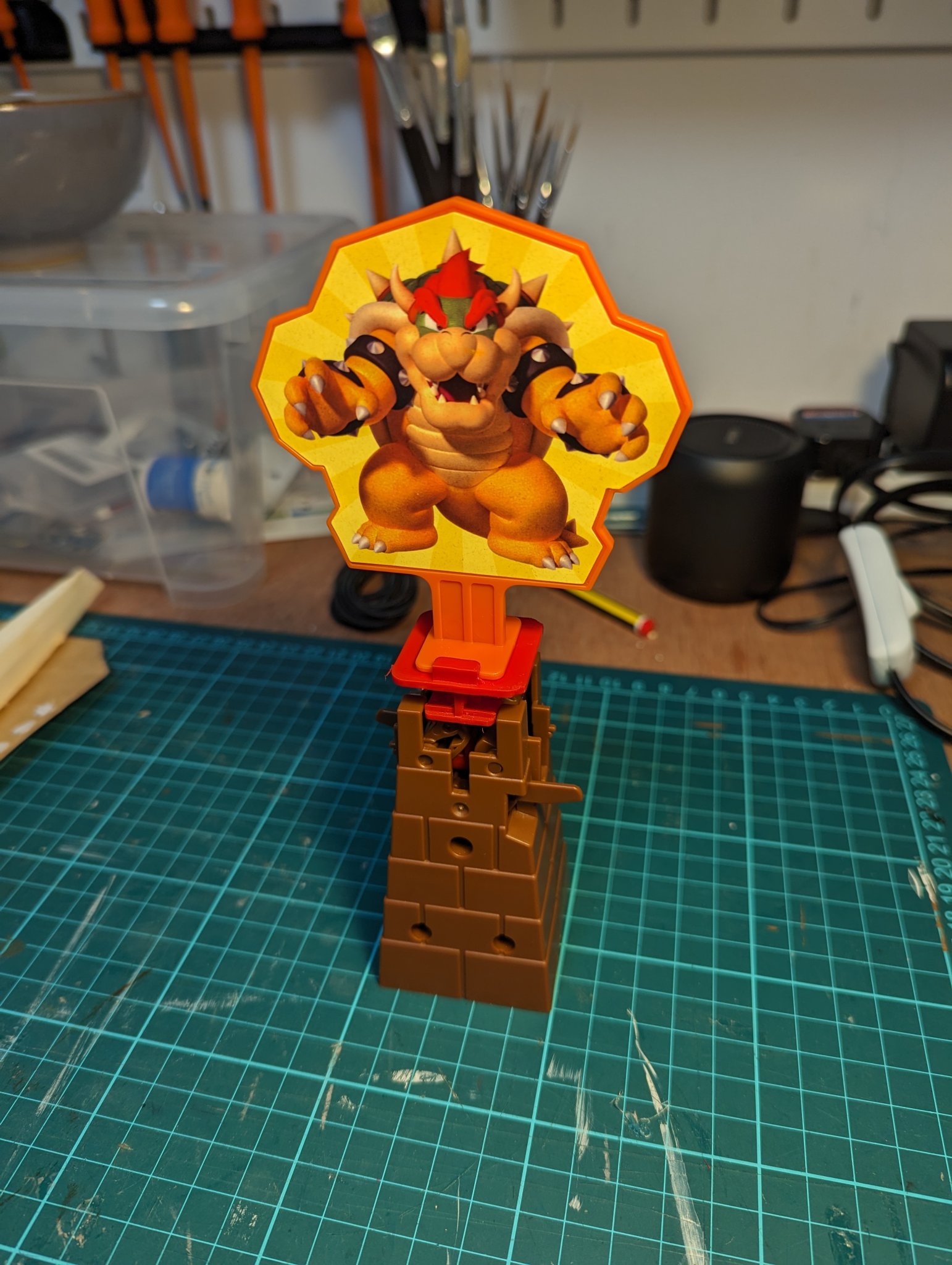 Giá đỡ thay thế cho nhân vật Bowser trong trò chơi Super Mario