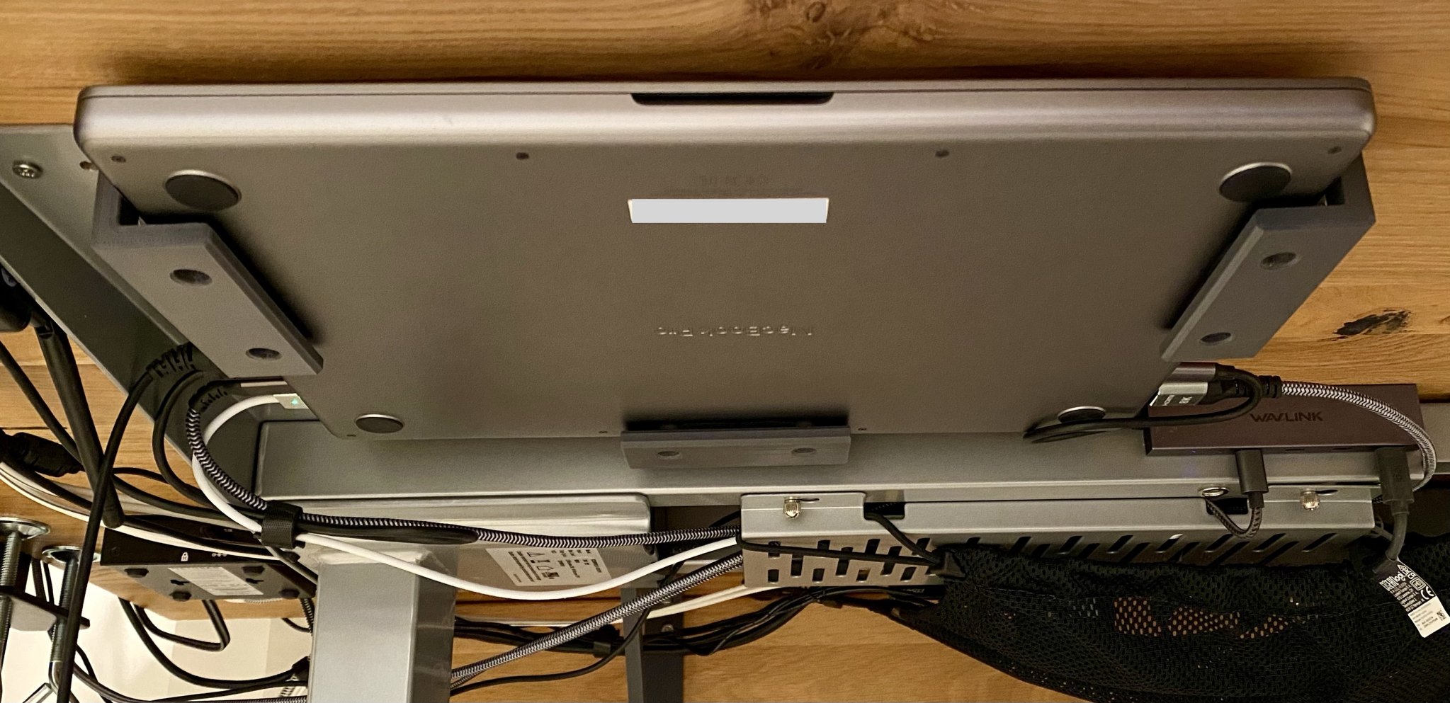 Giá đỡ MacBook Pro dưới bàn làm việc