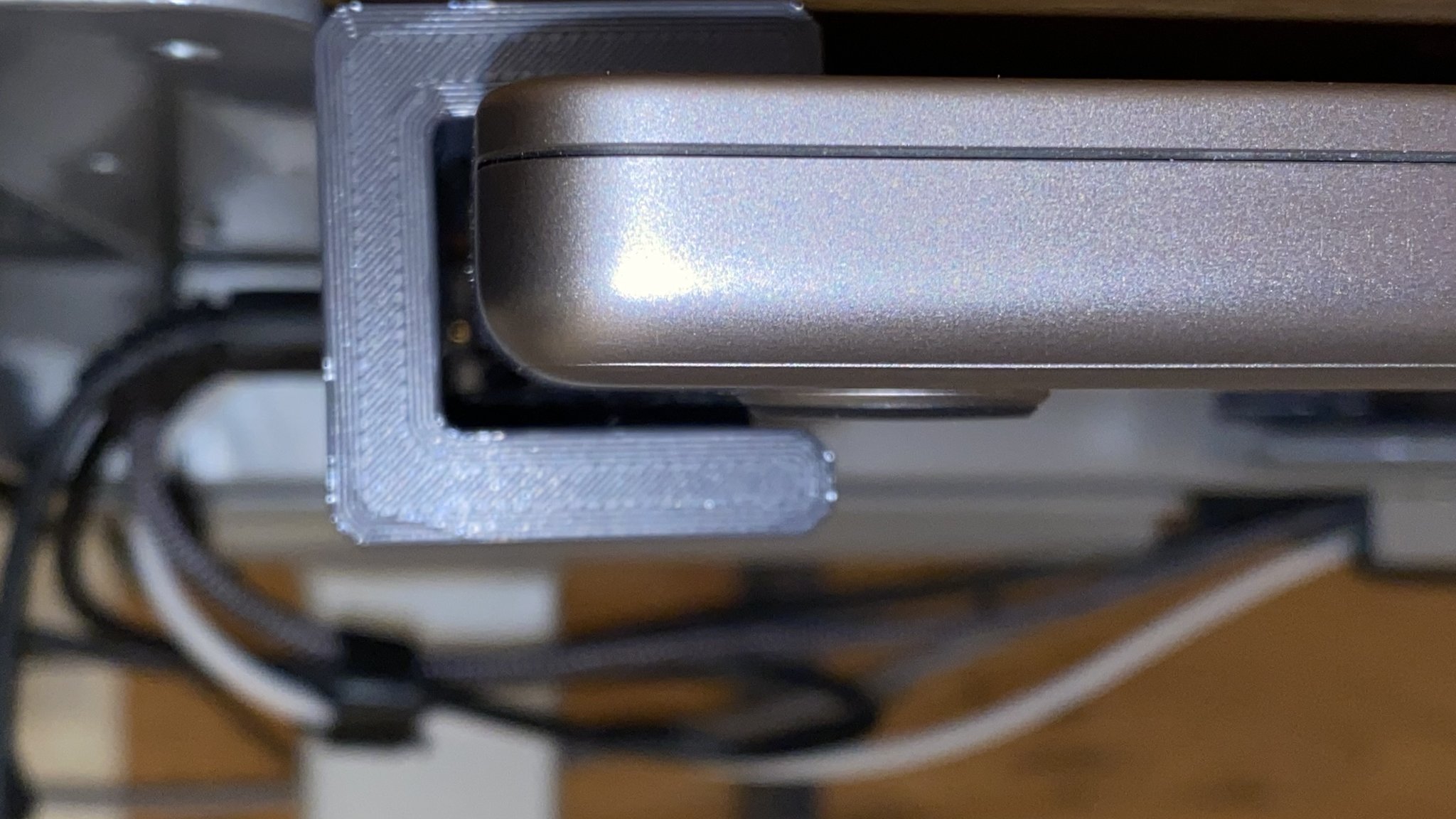 Giá đỡ MacBook Pro dưới bàn làm việc