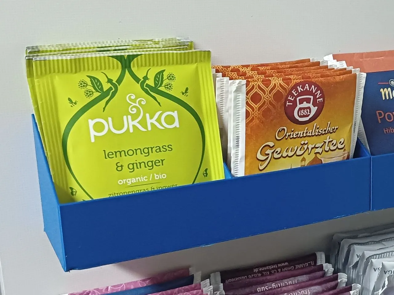 Giá đỡ hộp và túi trà tiện lợi cho bếp