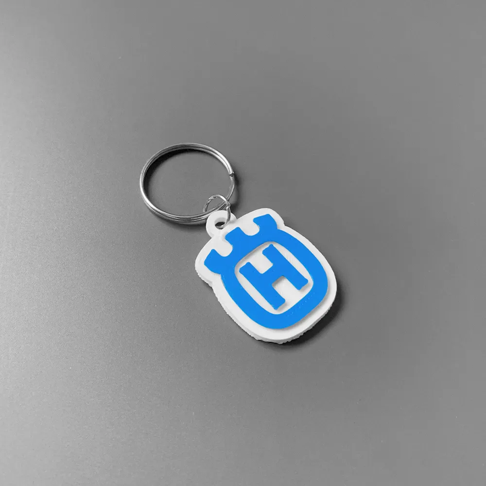 Móc khóa logo Husqvarna in 3D thiết kế đơn giản