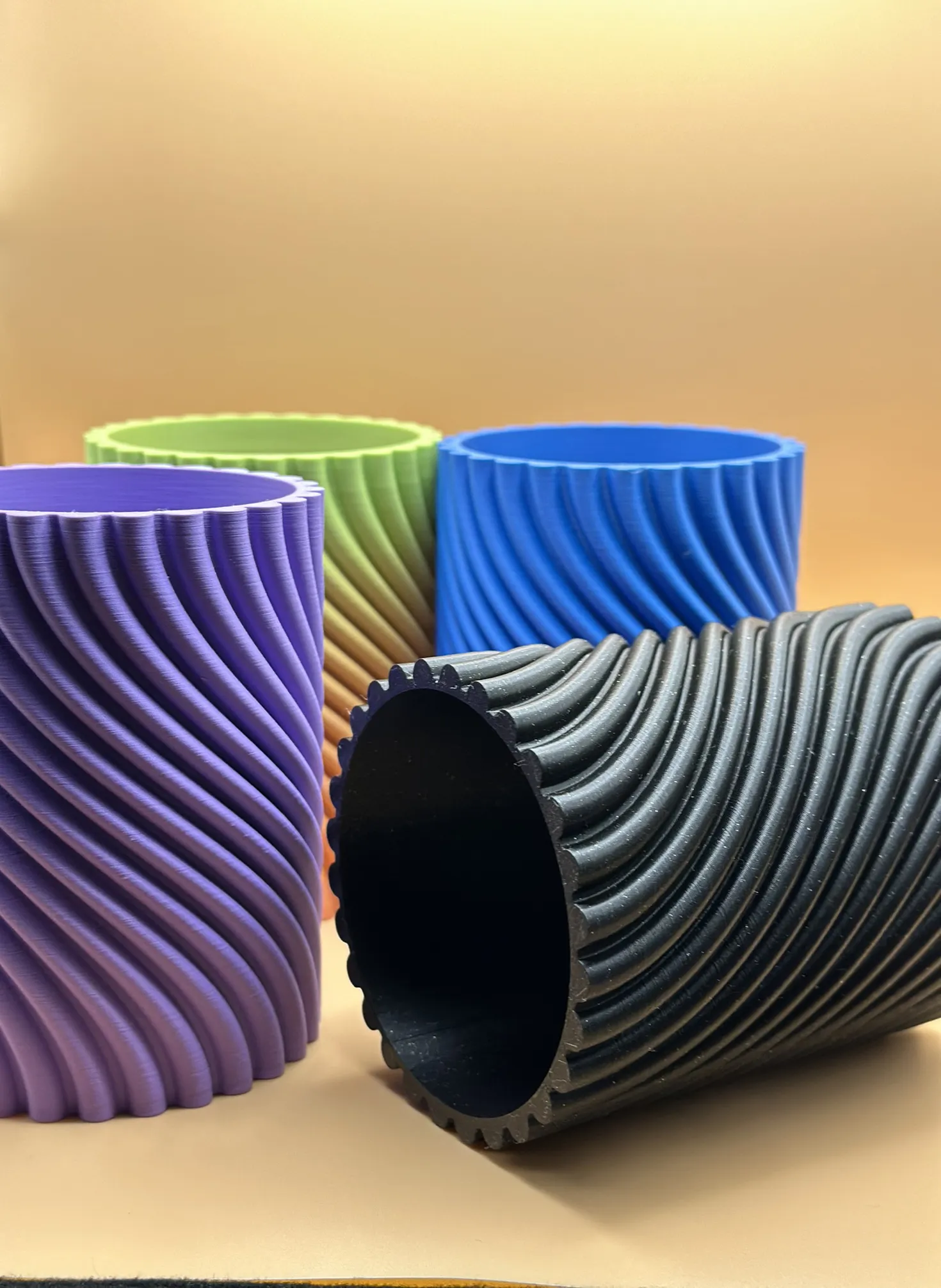 Giá đỡ bút sóng xoắn độc đáo cho bàn làm việc