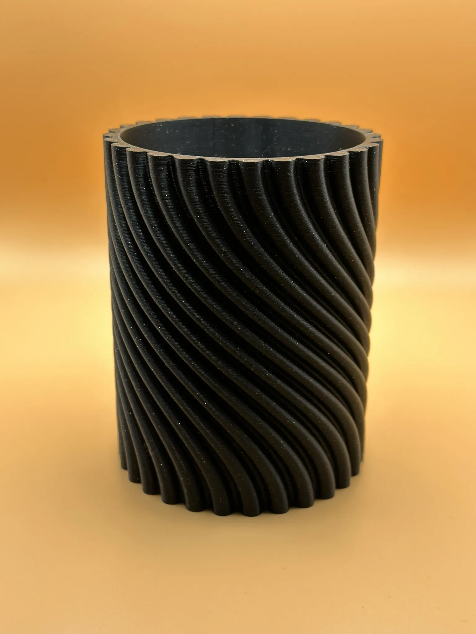 Giá đỡ bút sóng xoắn độc đáo cho bàn làm việc