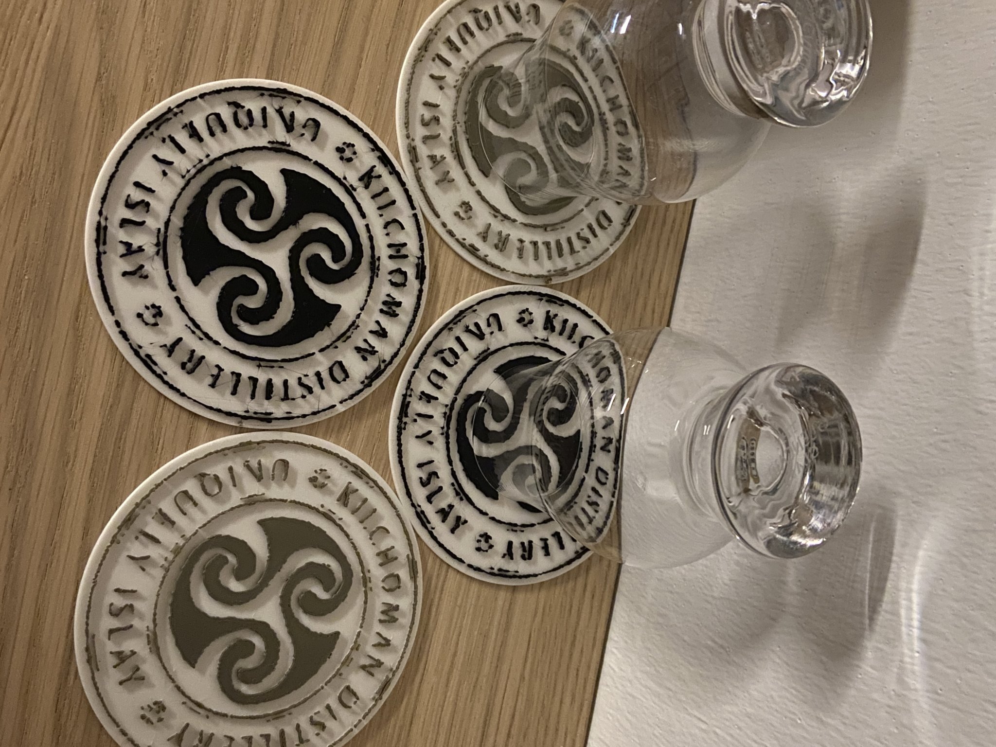 Đế lót ly hai màu với logo Kilchoman