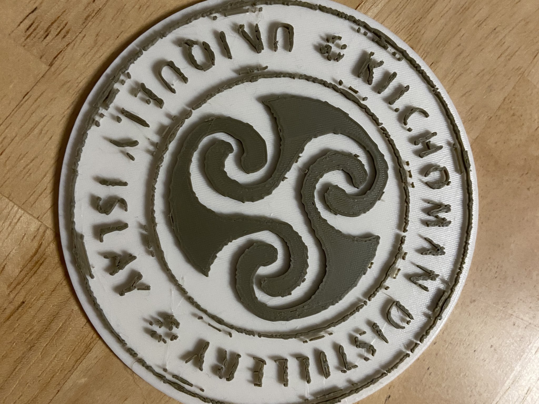 Đế lót ly hai màu với logo Kilchoman