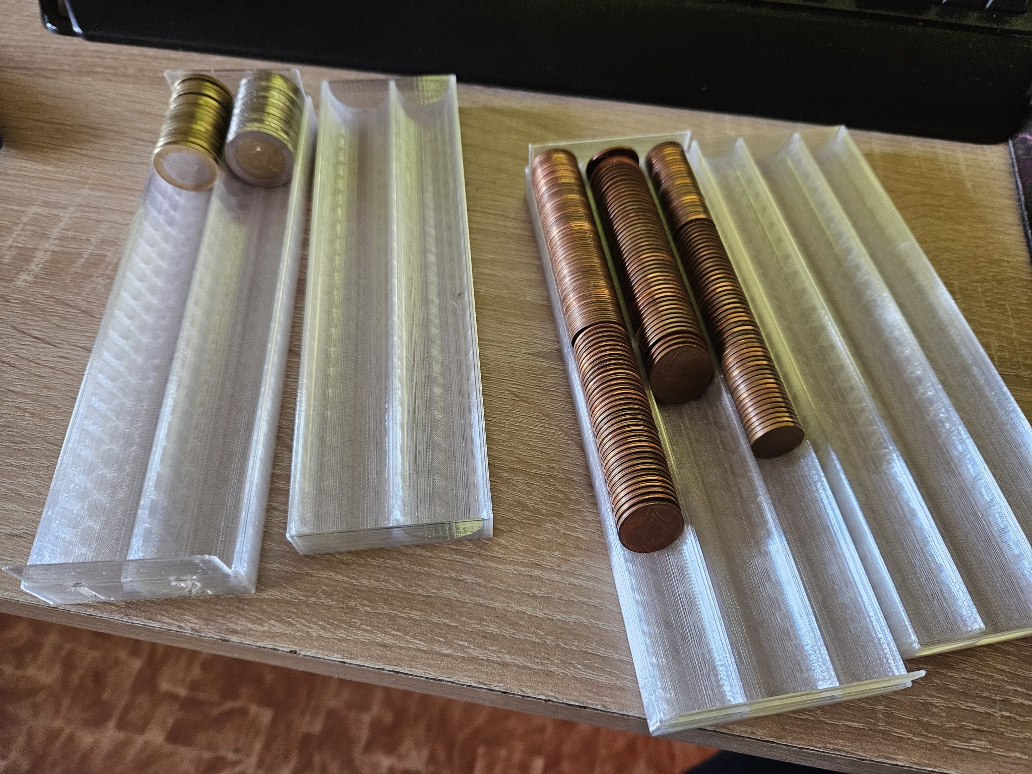 Giá đỡ tiền xu euro với hộp đựng tiện lợi