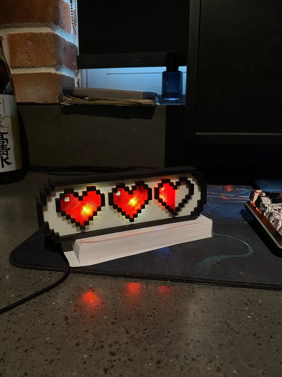 Đèn bàn pixel art hình trái tim nhấp nháy