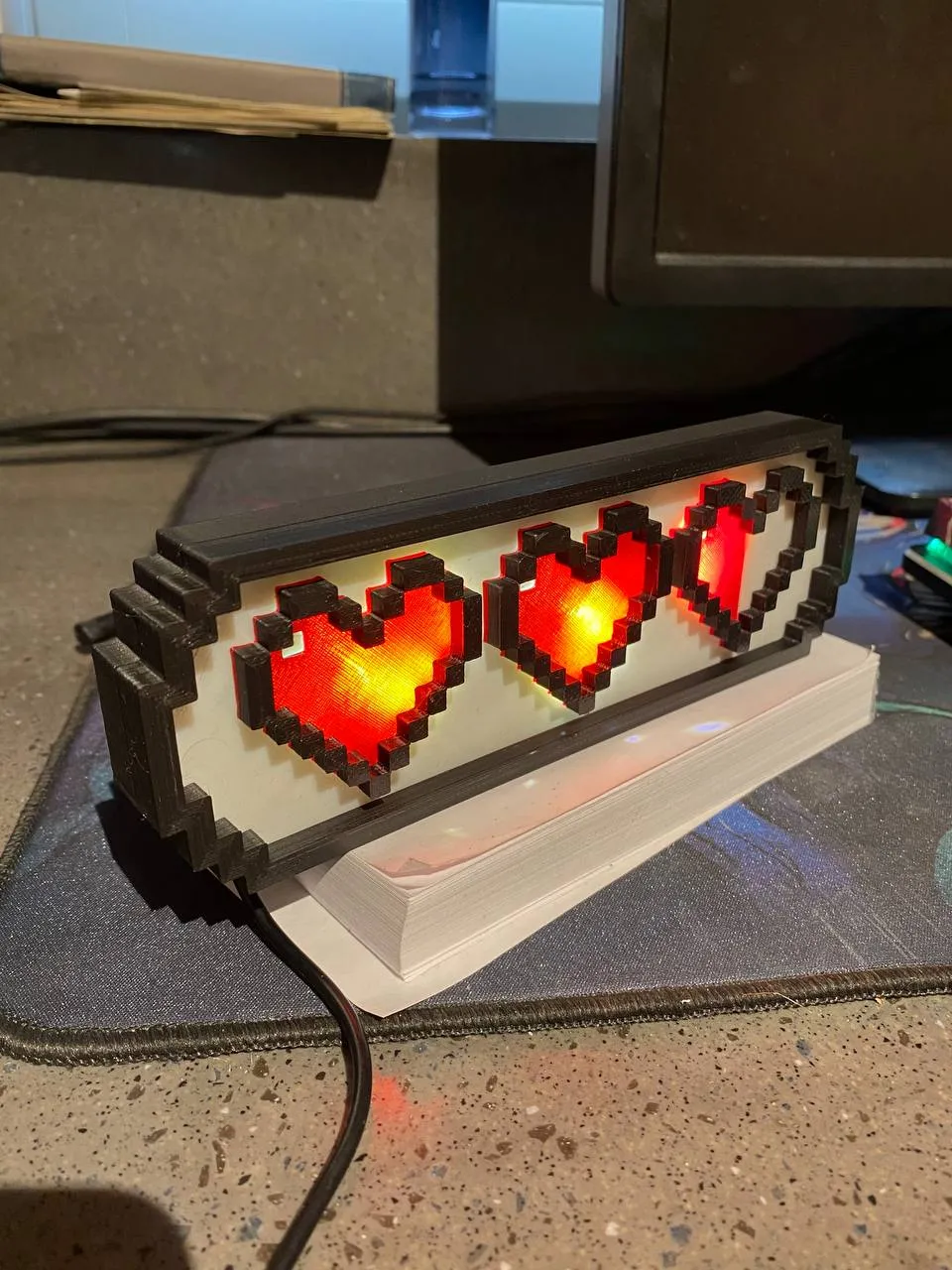 Đèn bàn pixel art hình trái tim nhấp nháy