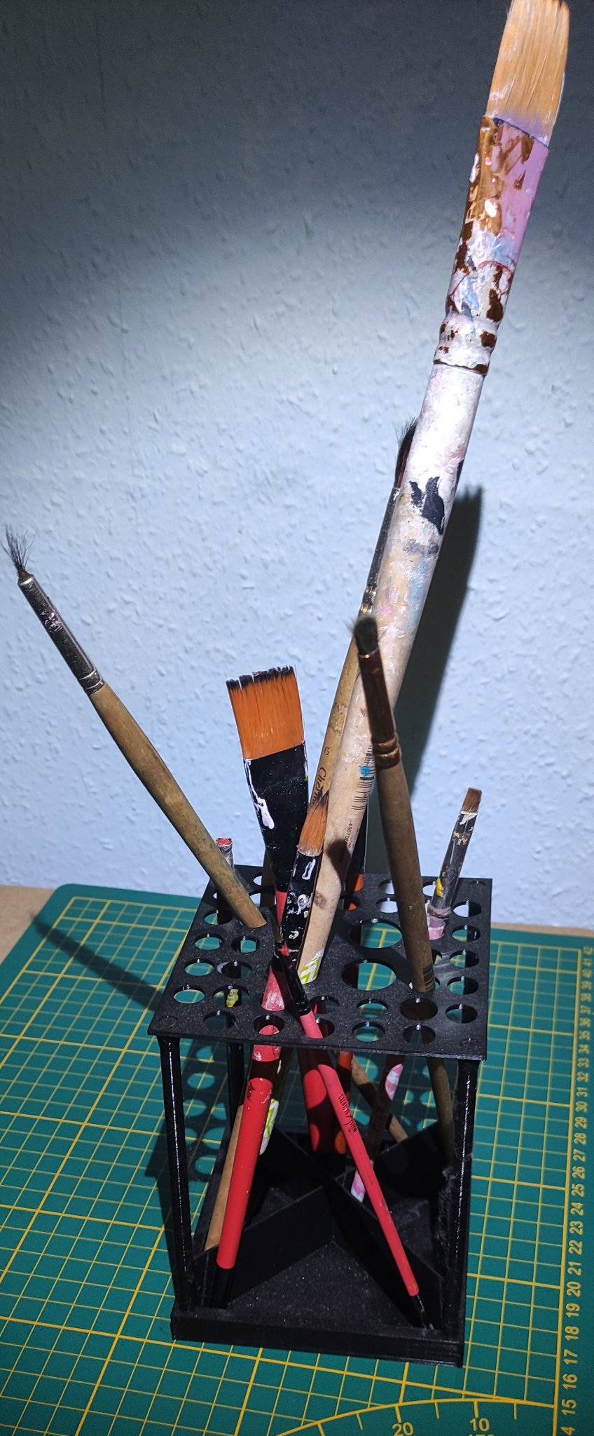 Giá đỡ cọ vẽ cho hơn 40 cọ vẽ lớn nhỏ