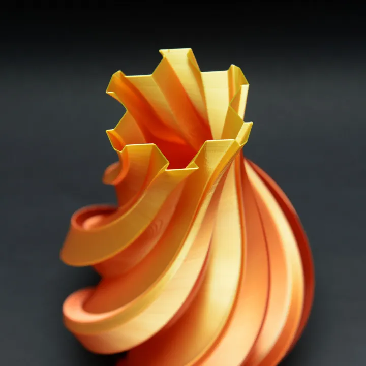 Bình hoa hình rãnh với màu sắc chuyển sắc độc đáo