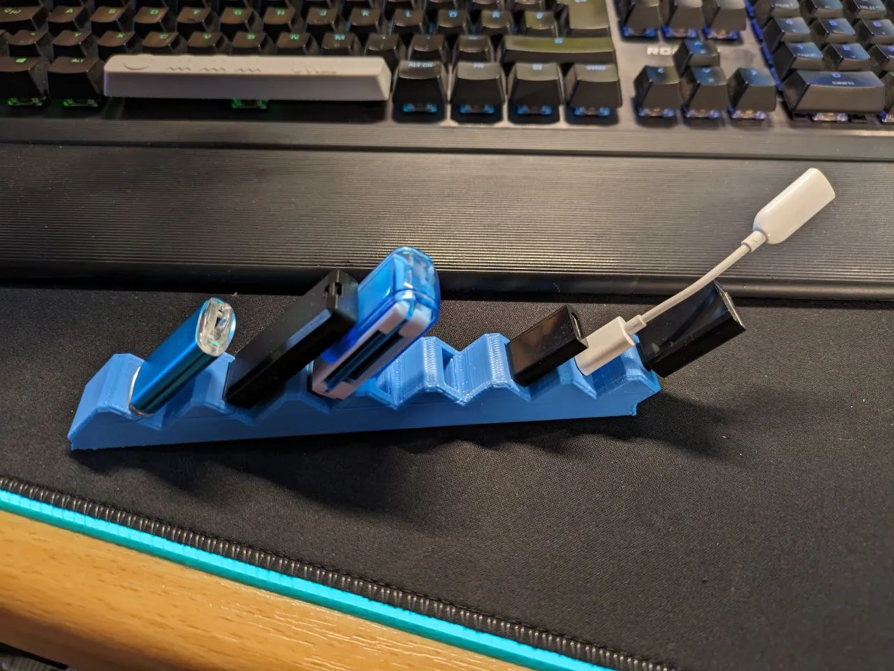 Giá đỡ USB dọc cho Skadis với USB-C - REMIX treo tường