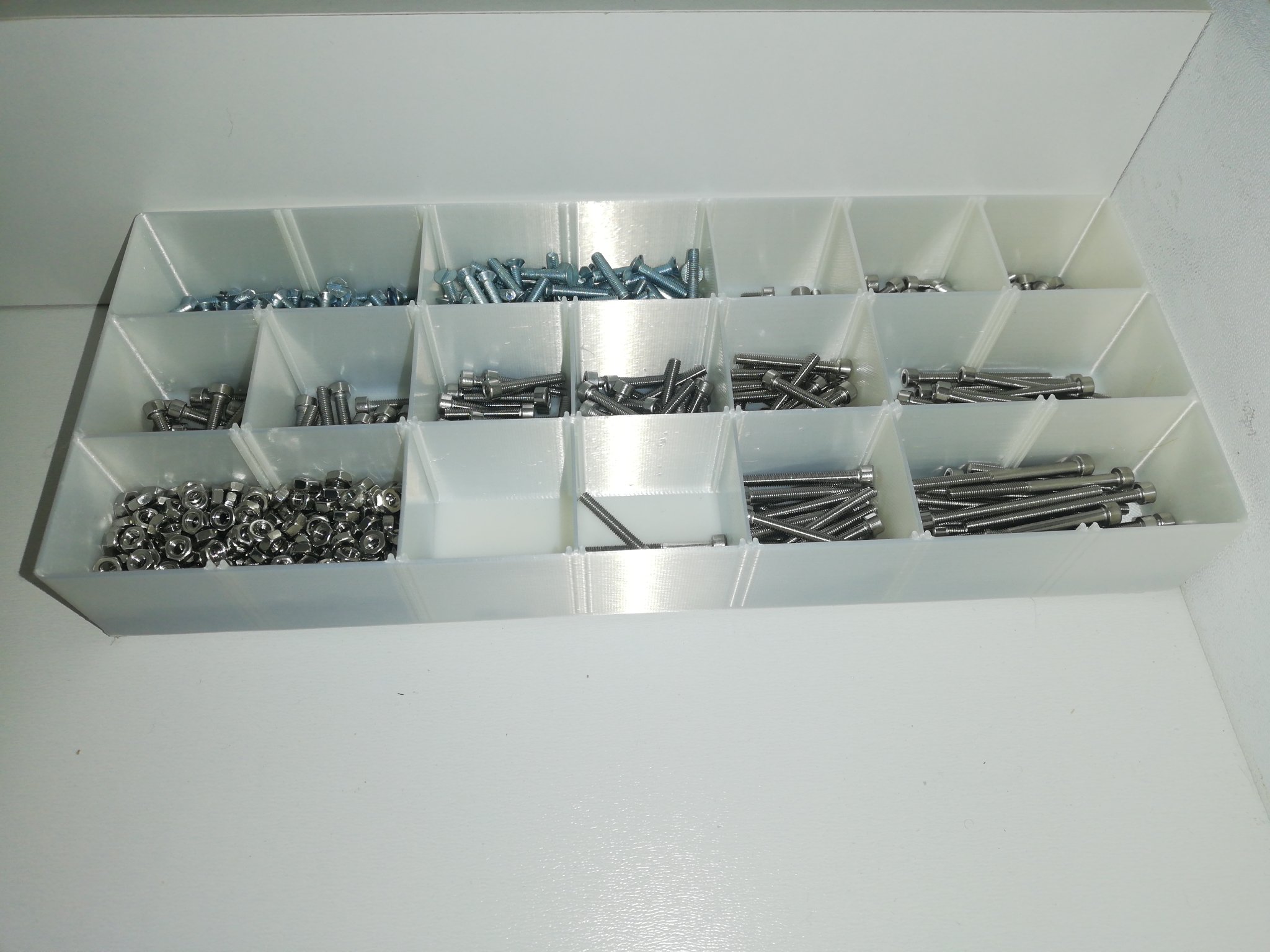 Giá đỡ vít với thiết kế dễ in và tường trung gian