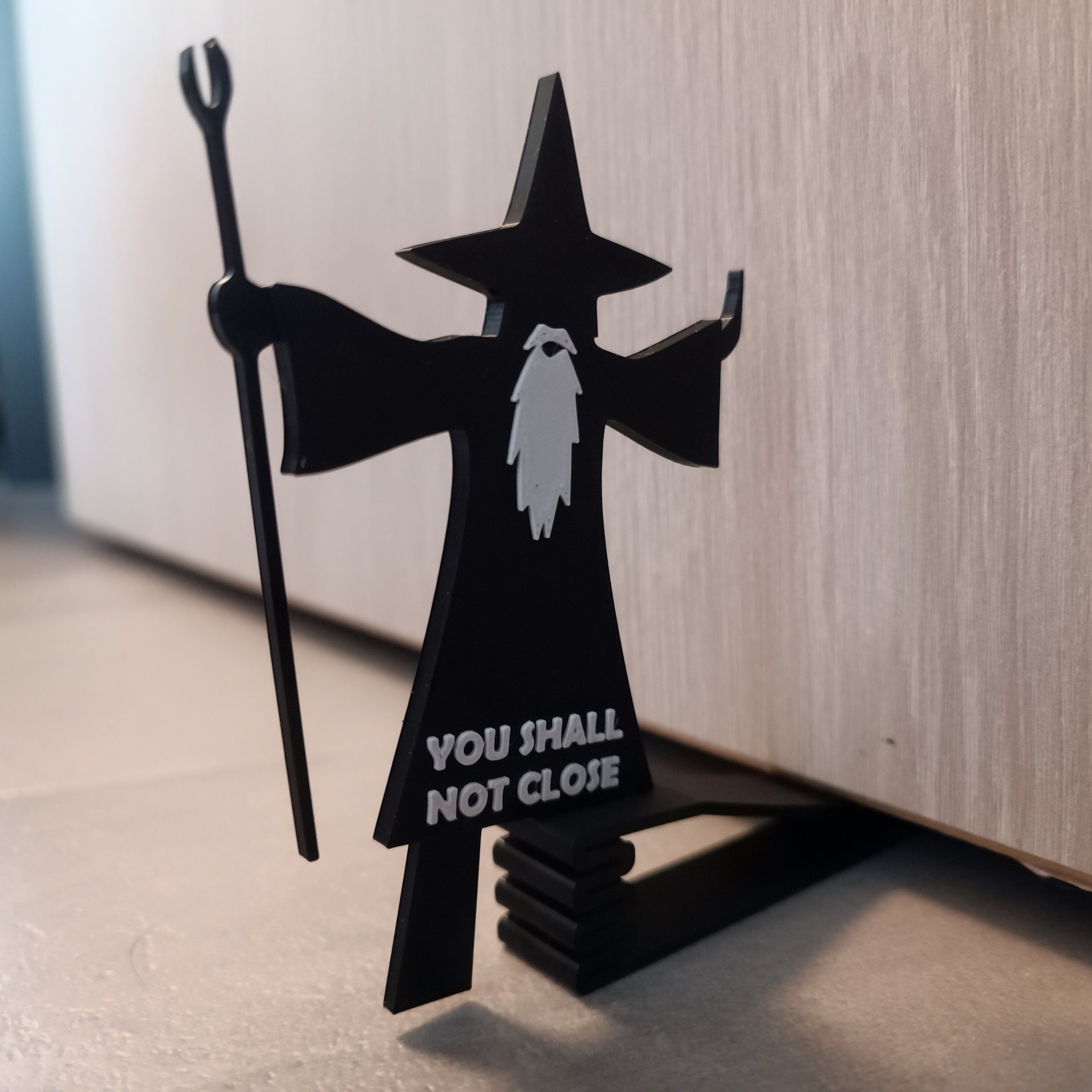 Gandalf làm giá đỡ cửa độc đáo cho ngôi nhà