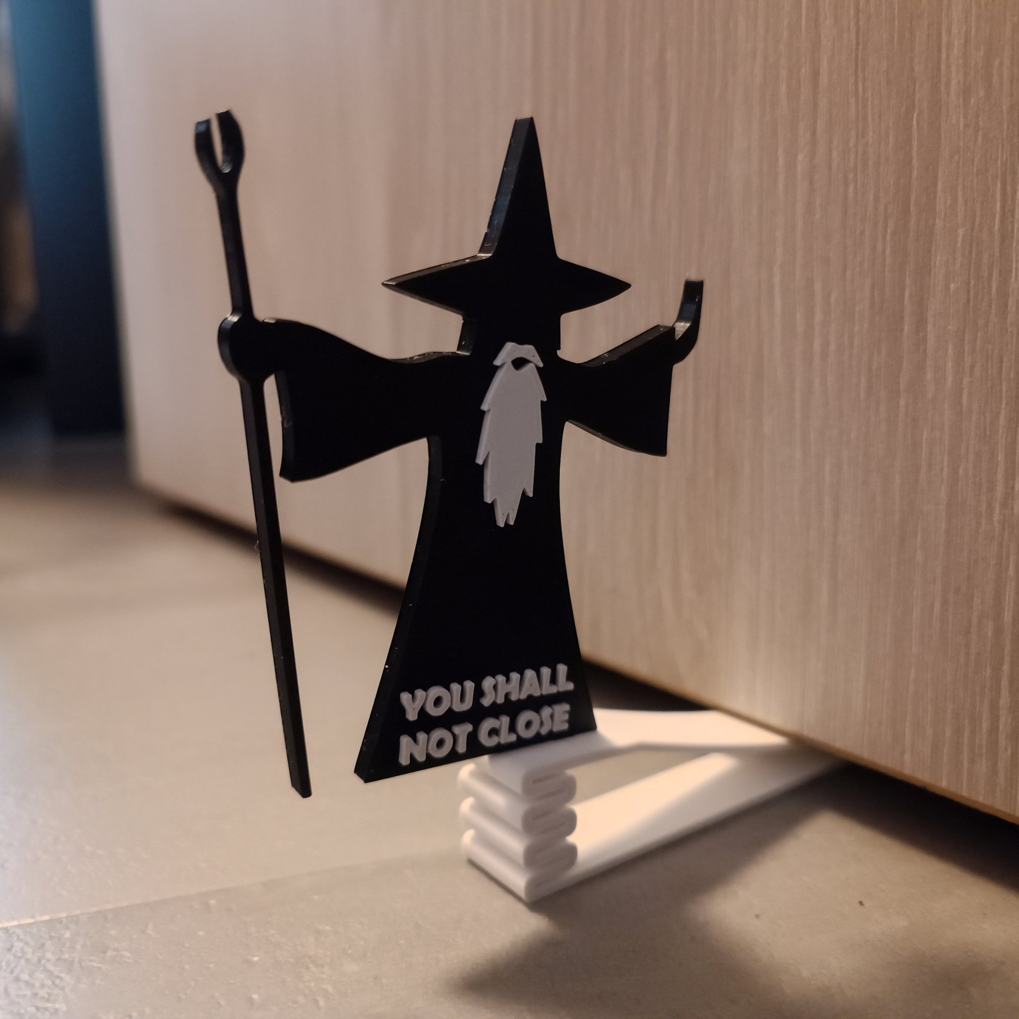 Gandalf làm giá đỡ cửa độc đáo cho ngôi nhà