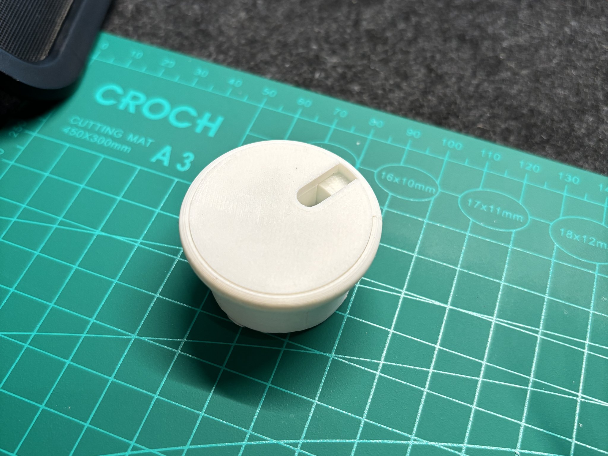 Lỗ đi dây cáp 32mm với nắp đậy