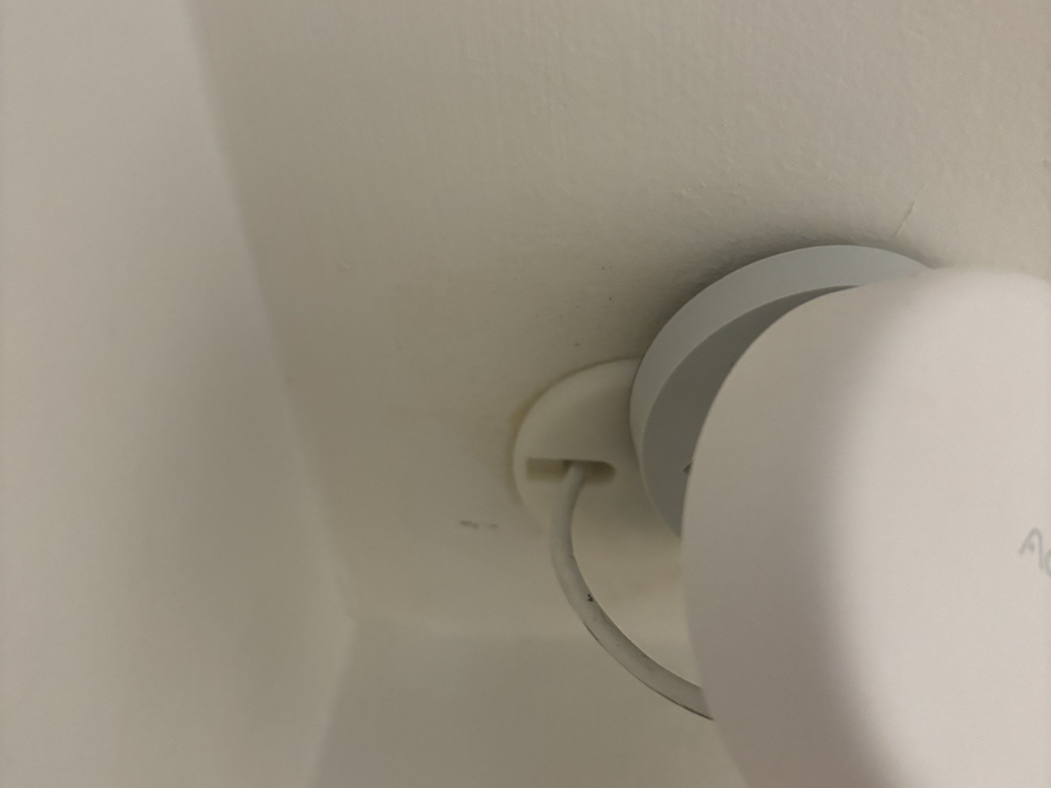 Lỗ đi dây cáp 32mm với nắp đậy