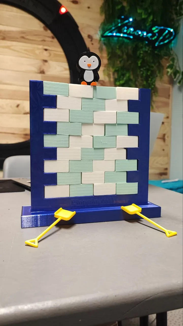 Bức tường với chú pingouin vui nhộn