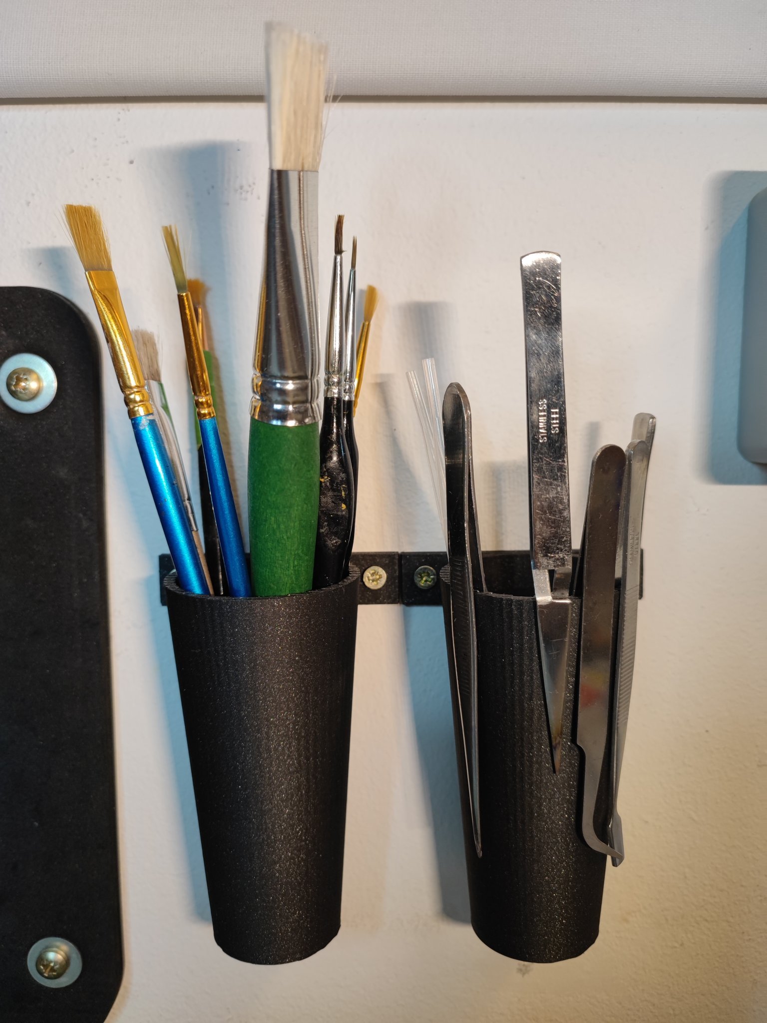 Giá đỡ tường cho cọ vẽ và dụng cụ sơn