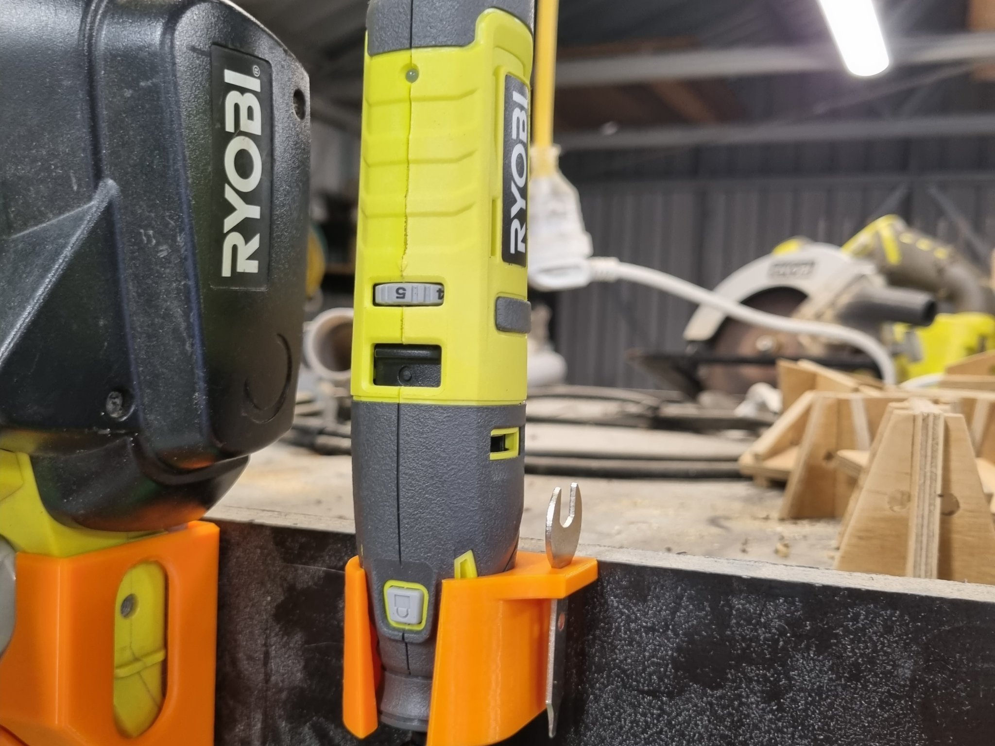 Giá đỡ công cụ quay Ryobi 4V với chỗ để chìa khóa kẹp