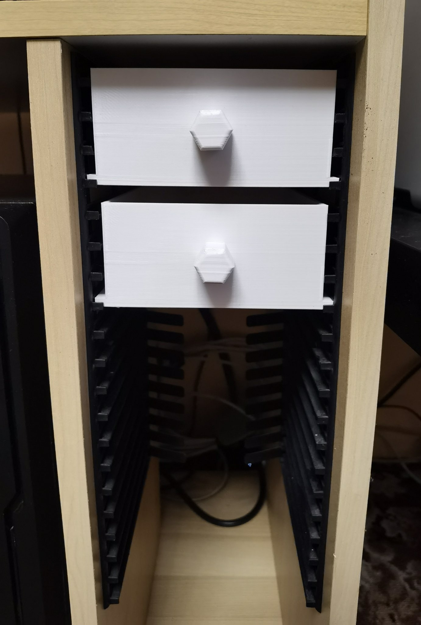 Ngăn kéo bàn để lưu trữ đĩa CD và DVD không sử dụng